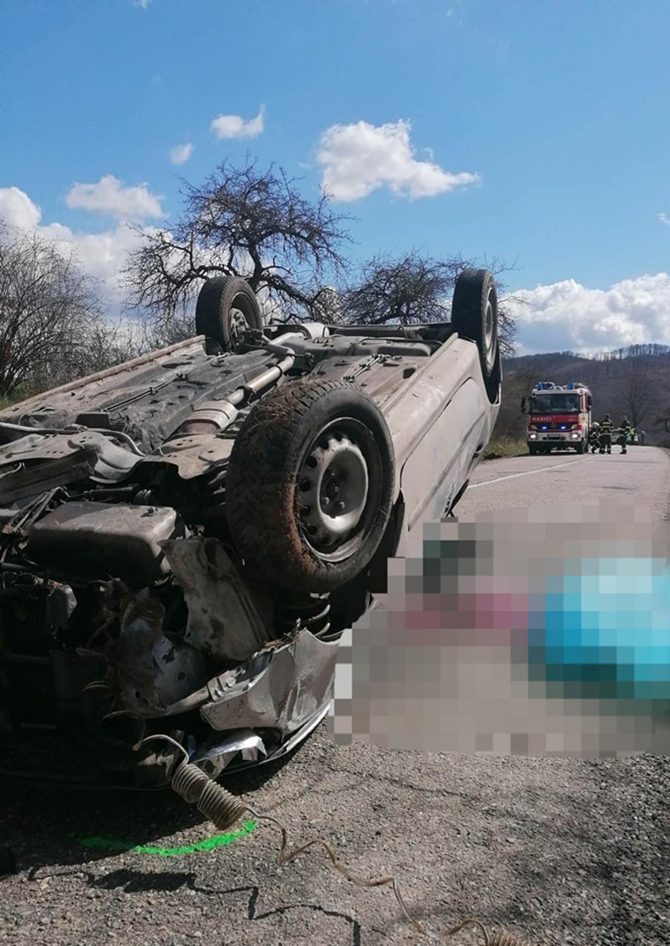 Auto sa po nehode prevrátilo na strechu.