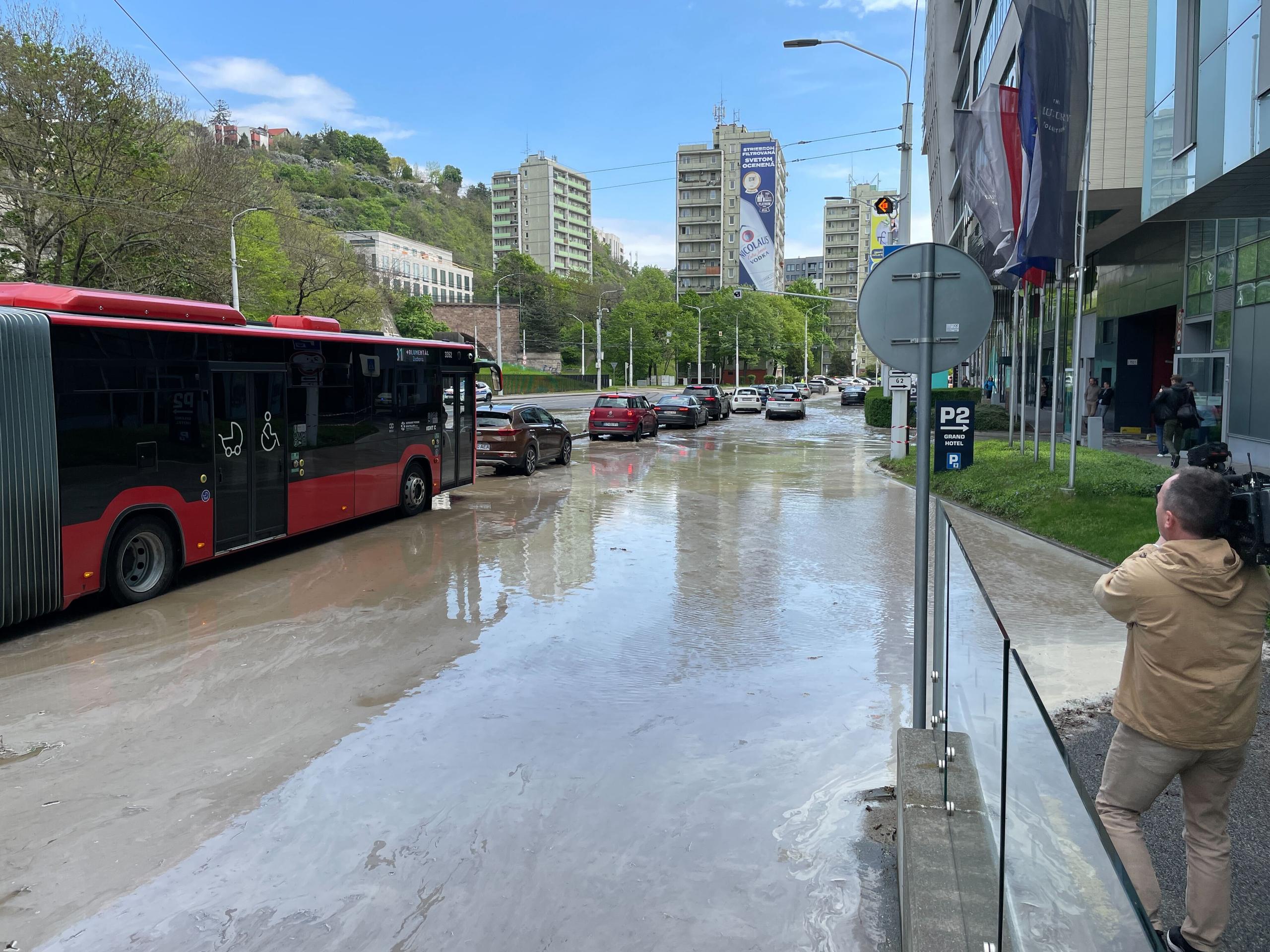 Prasknuté potrubie v Bratislave.