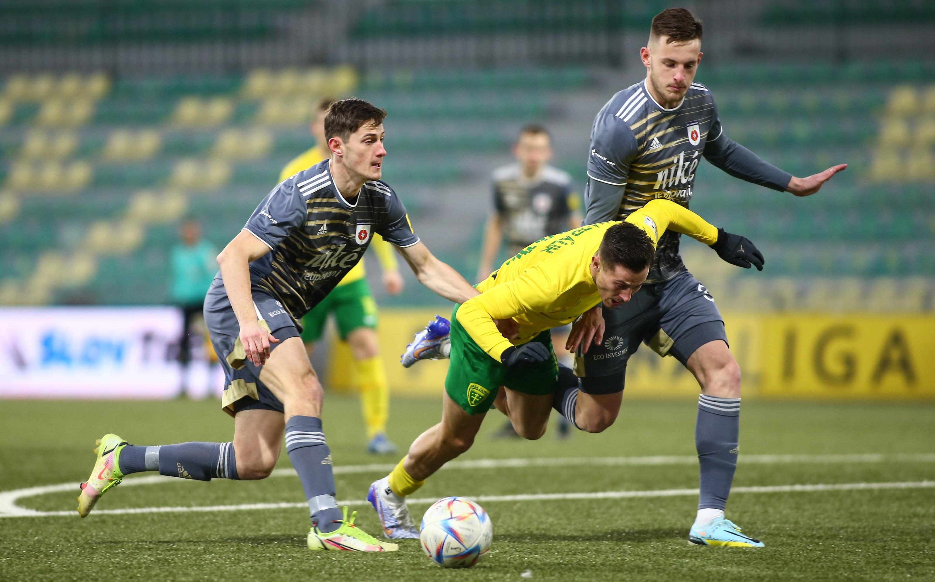 Zľava v súboji o loptu Matej Madleňák (Ružomberok), Adrián Kaprálik (Žilina) a Matúš Malý (Ružomberok).