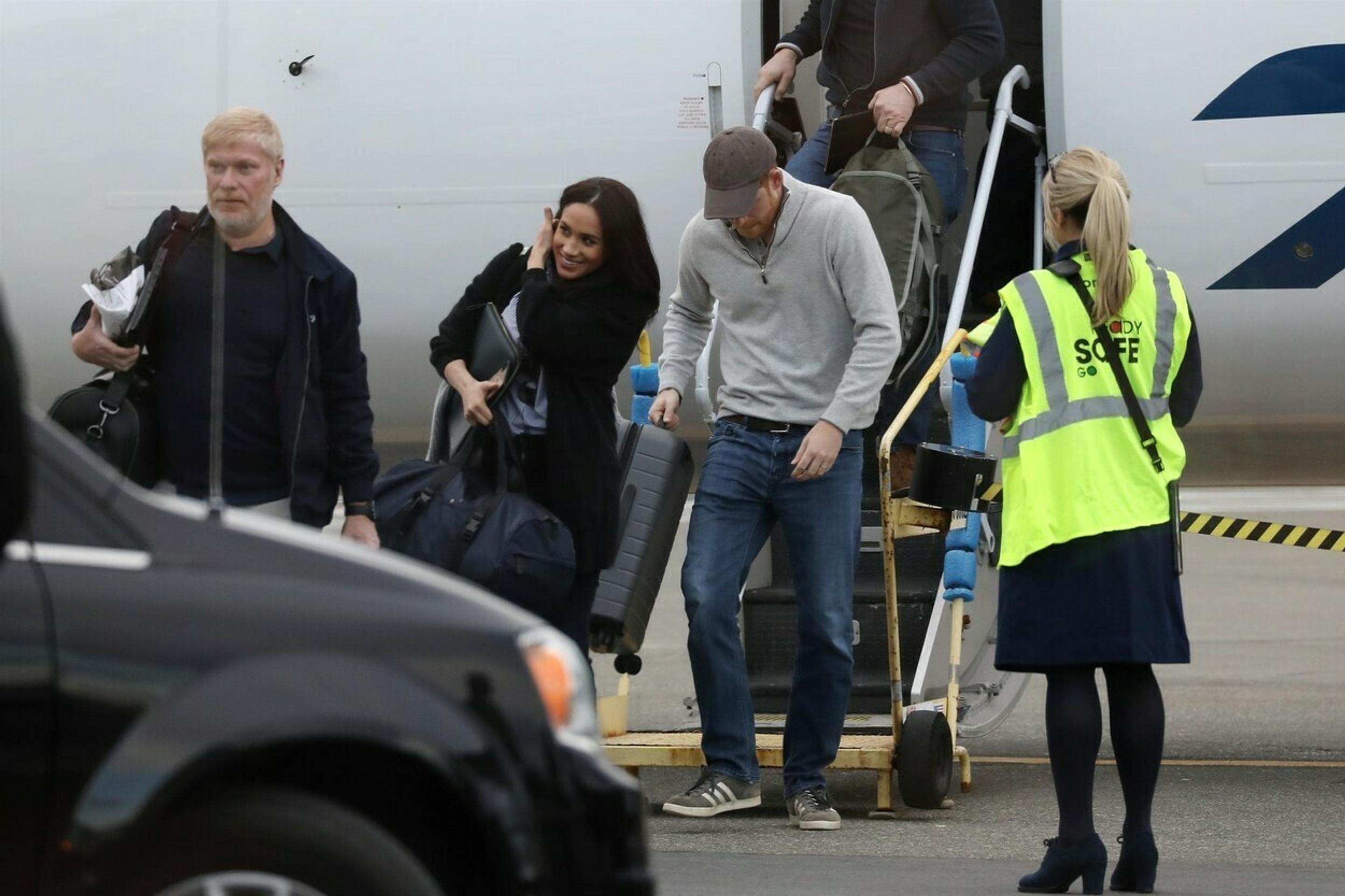 Meghan a Harry už cestujú ako bežní smrteľníci. 