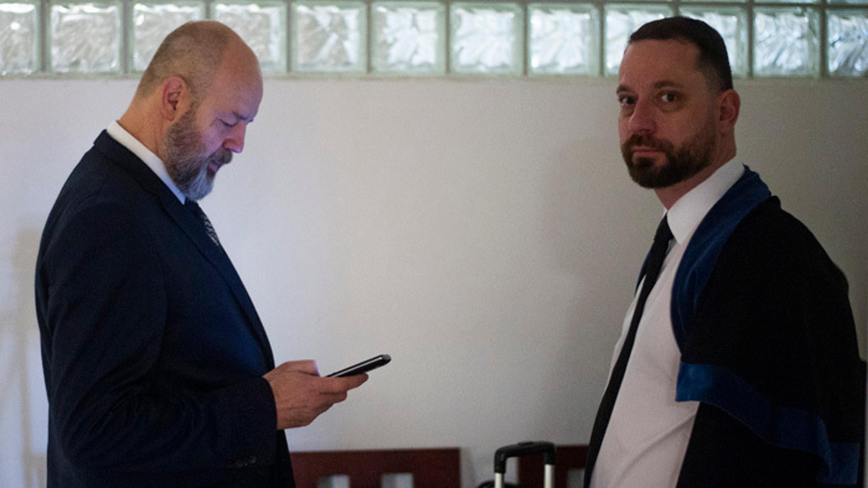 Zľava William Carrier, Cody Eakin a Alex Tuch z Vegasu oslavujú gól proti Caroline.