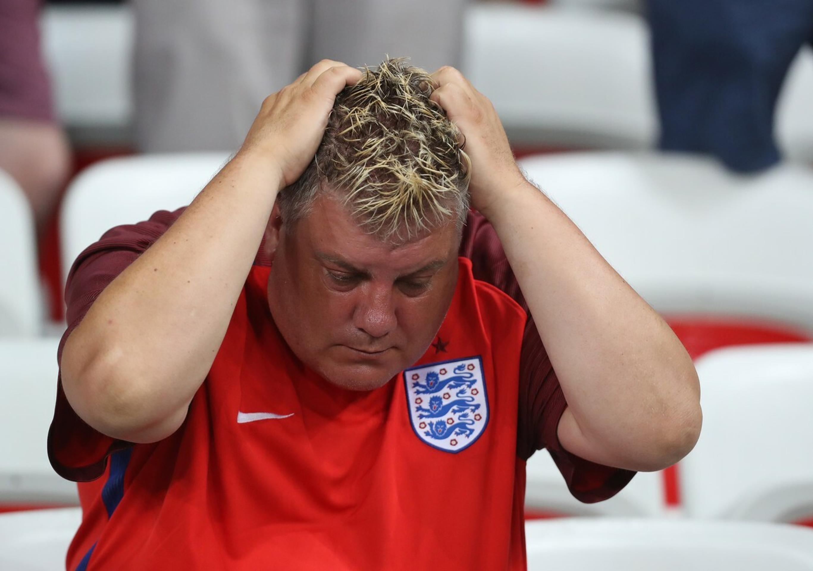 Smútok anglických fanúšikov po prehre s Islandom