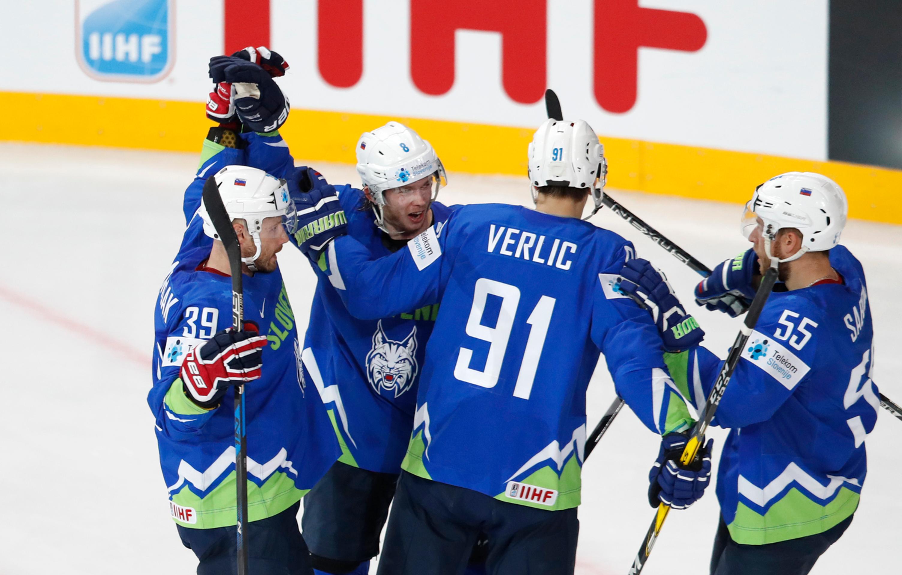 Slovinskí hokejisti sa radujú z gólu v zápase MS 2017 proti Bielorusku.