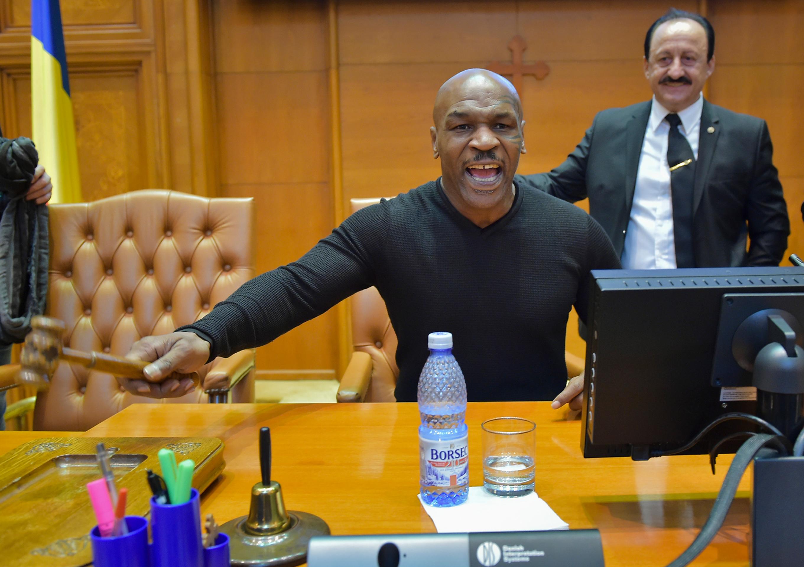 Mike Tyson sa hrá s kladivkom predsedu rumunskej poslaneckej snemovne pri návšteve rumunského parlamentu v Bukurešti.