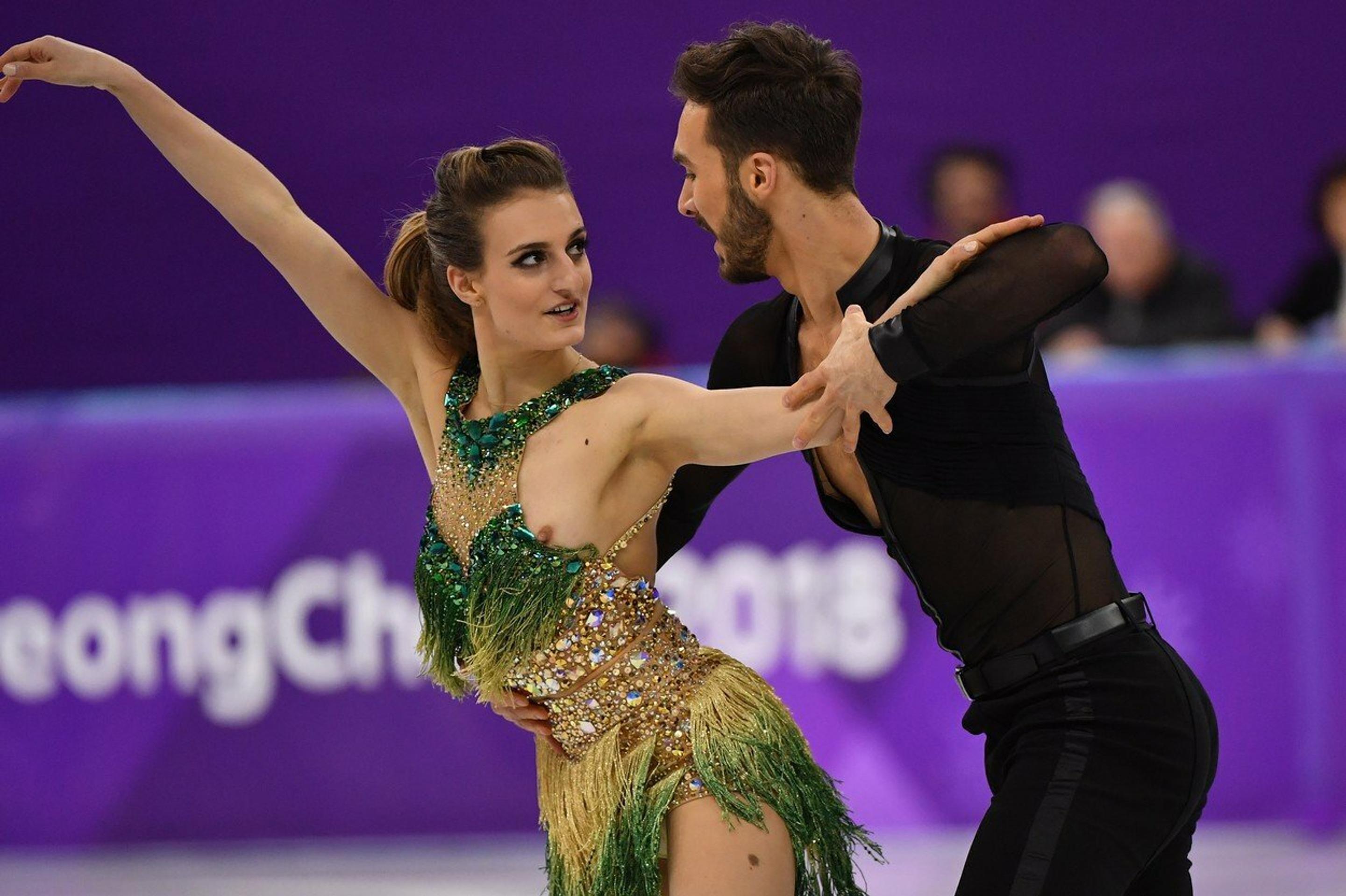 Francúzskej krasokorčuliarke vykukol počas jazdy prsník.