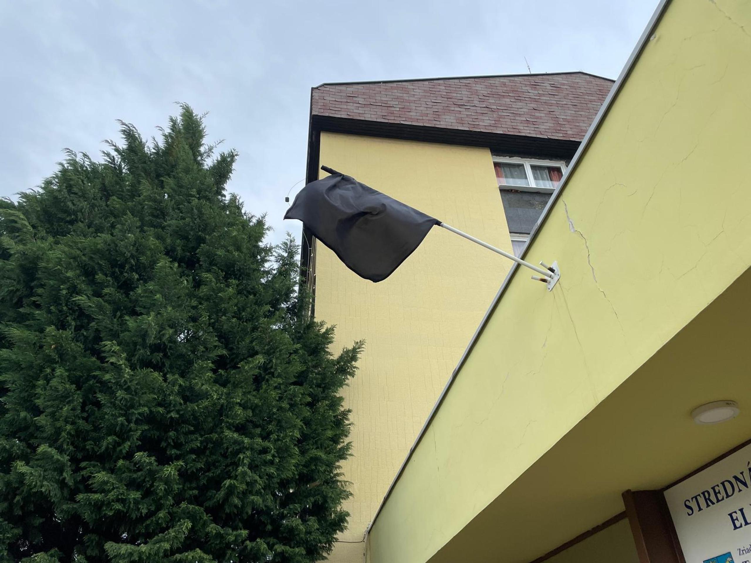 Na internáte vyvesili čiernu vlajku