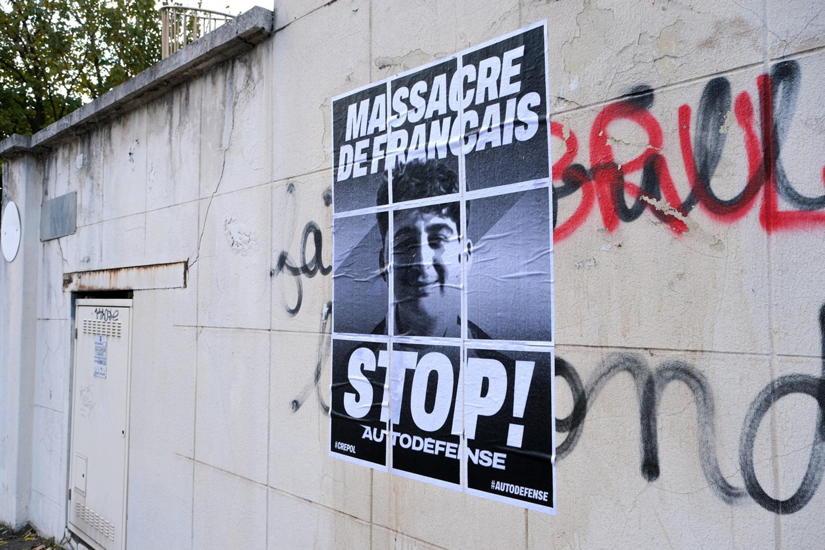 Plagát odsudzujúci vraždu mladého Francúza.