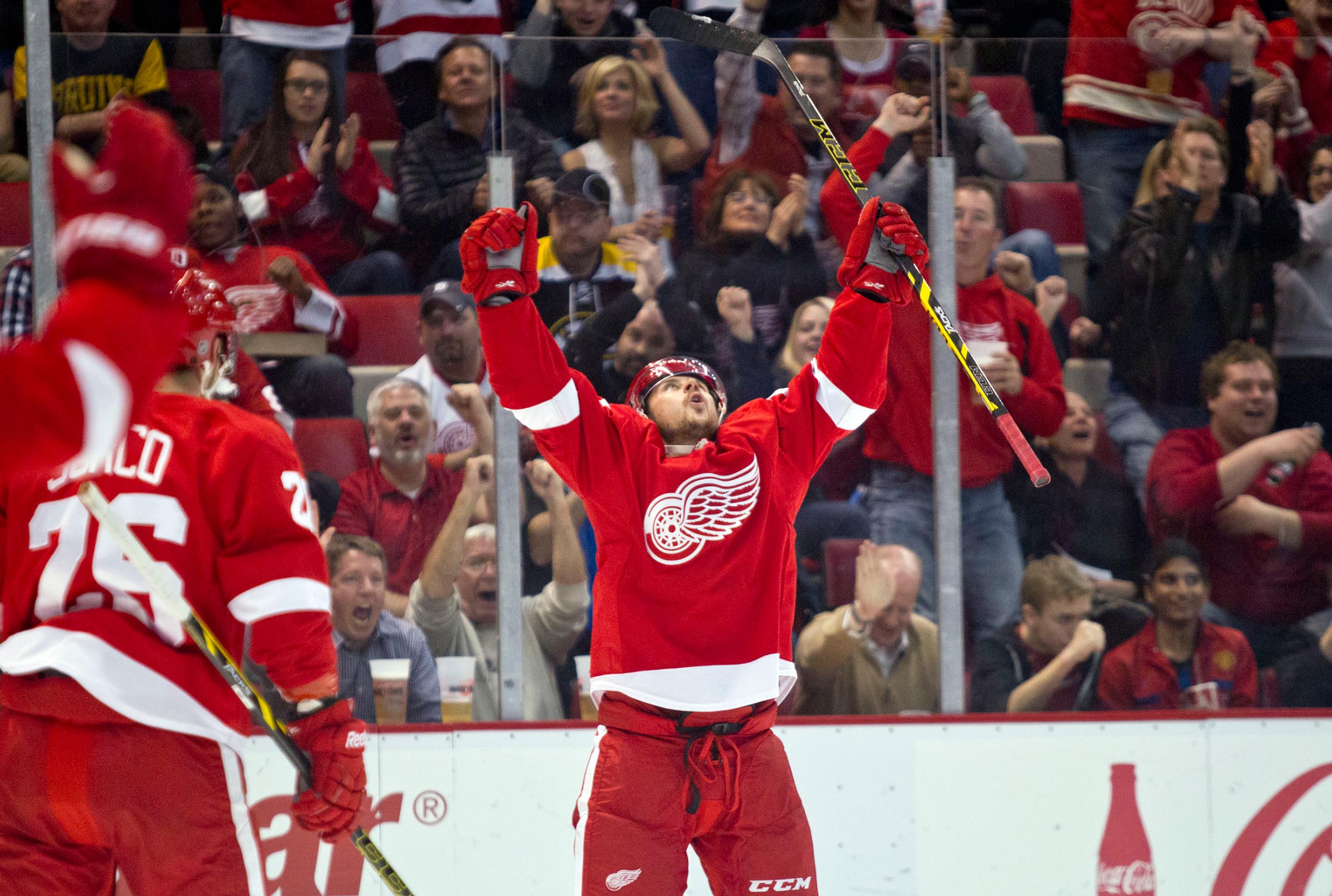Hokejista Detroitu Red Wings Tomáš Tatar (vpravo) sa teší so svojím spoluhráčom a krajanom Tomášom Jurčom z gólu do siete Boston