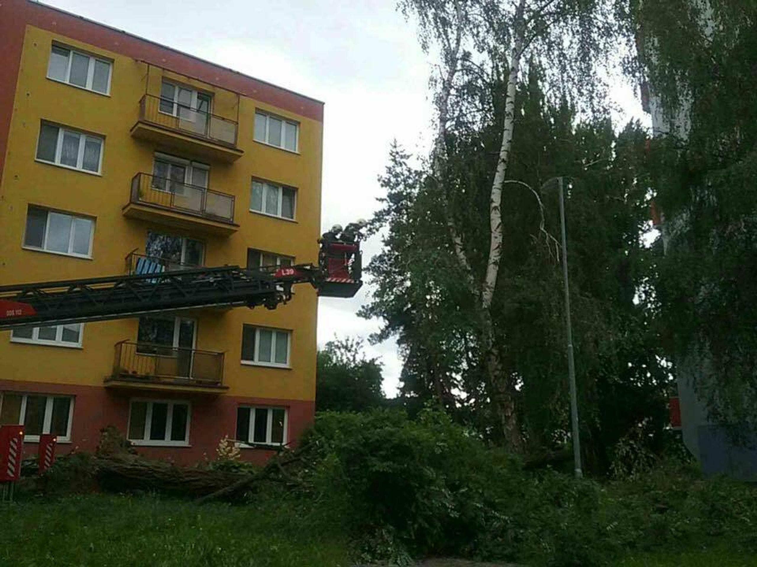 Hasiči bojujú s nepriaznivým počasím.