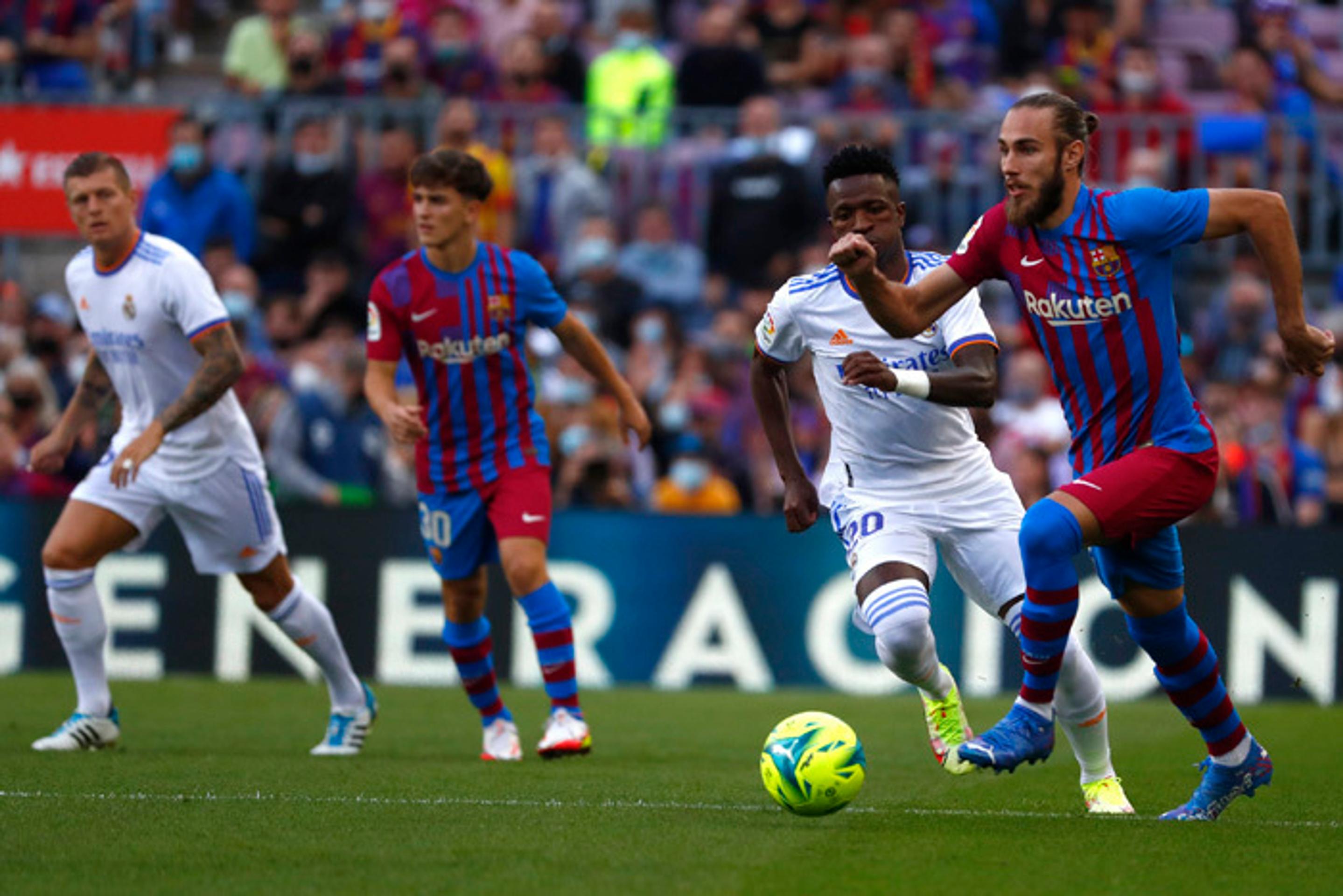 Hráč FC Barcelona  Oscar Mingueza počas zápasu proti Realu Madrid.