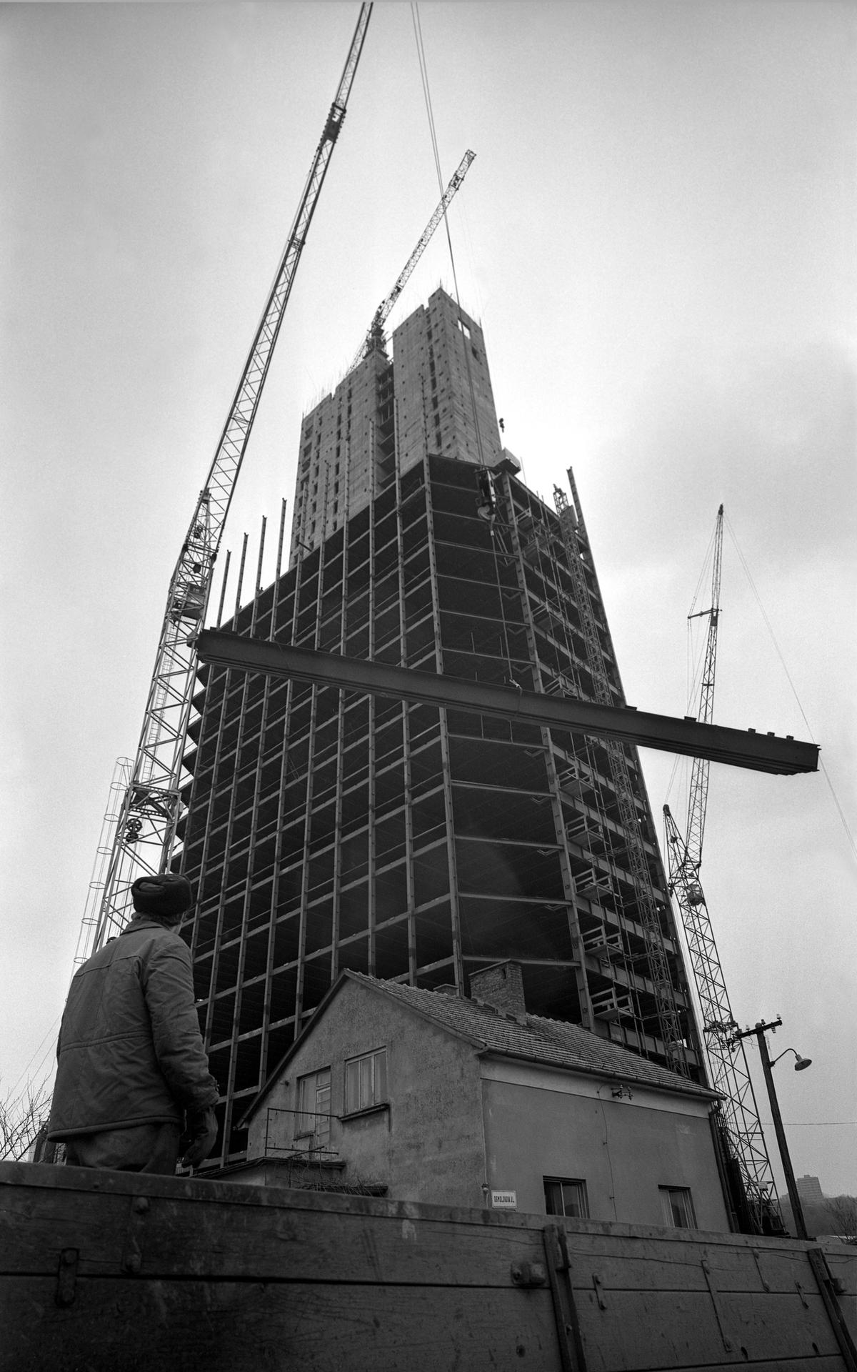 Na archívnej snímke z 1. apríla 1971 v Bratislave výstavba budovy tvorby programu.