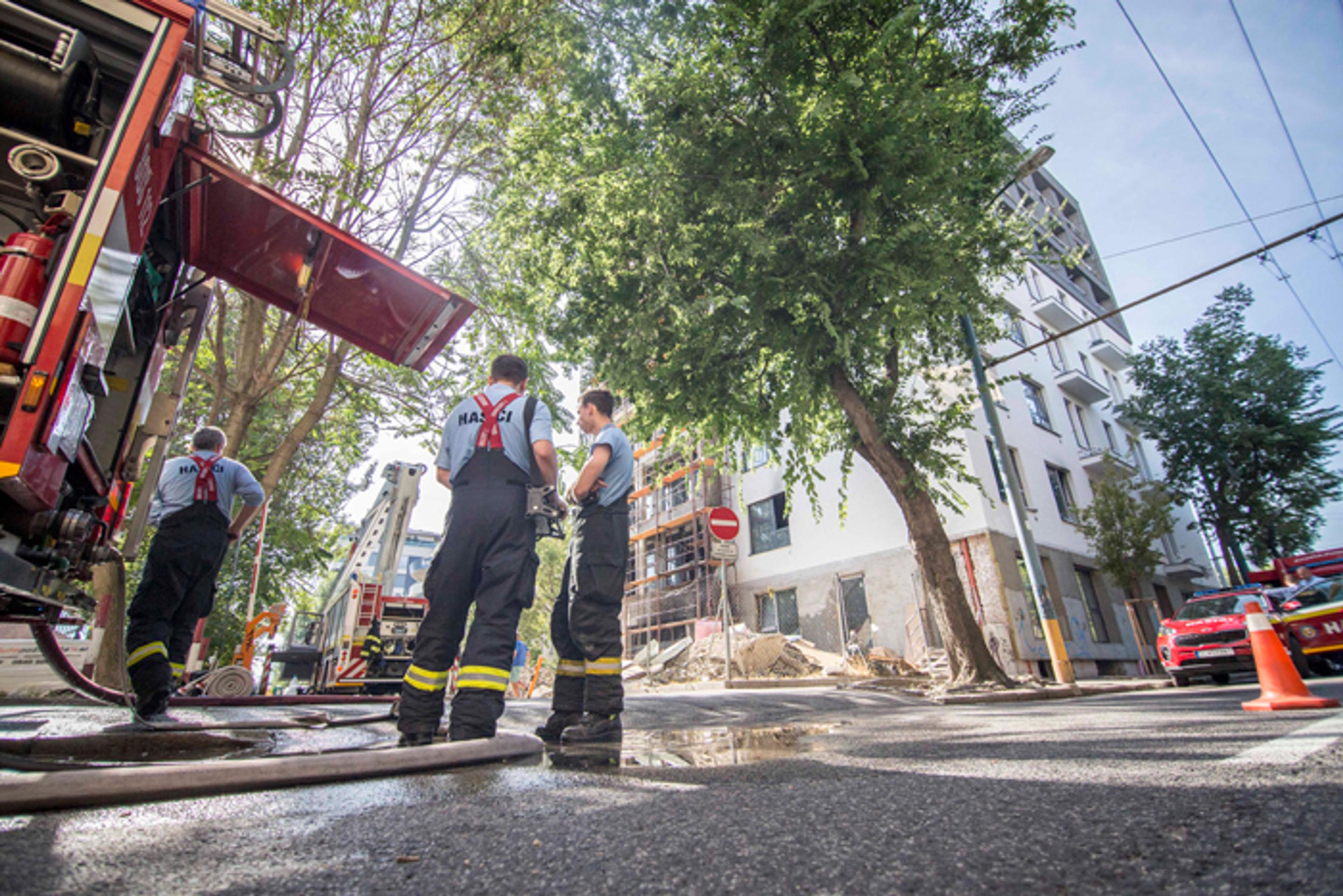Hasiči na Žilinskej ulici v Bratislave, kde horela izolácia.