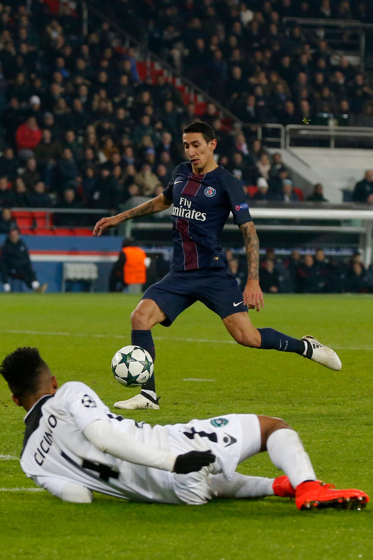 Záložník PSG Ángel di María (s loptou) strieľa gól do siete Ludogorcu Razgrad v zápase LM.