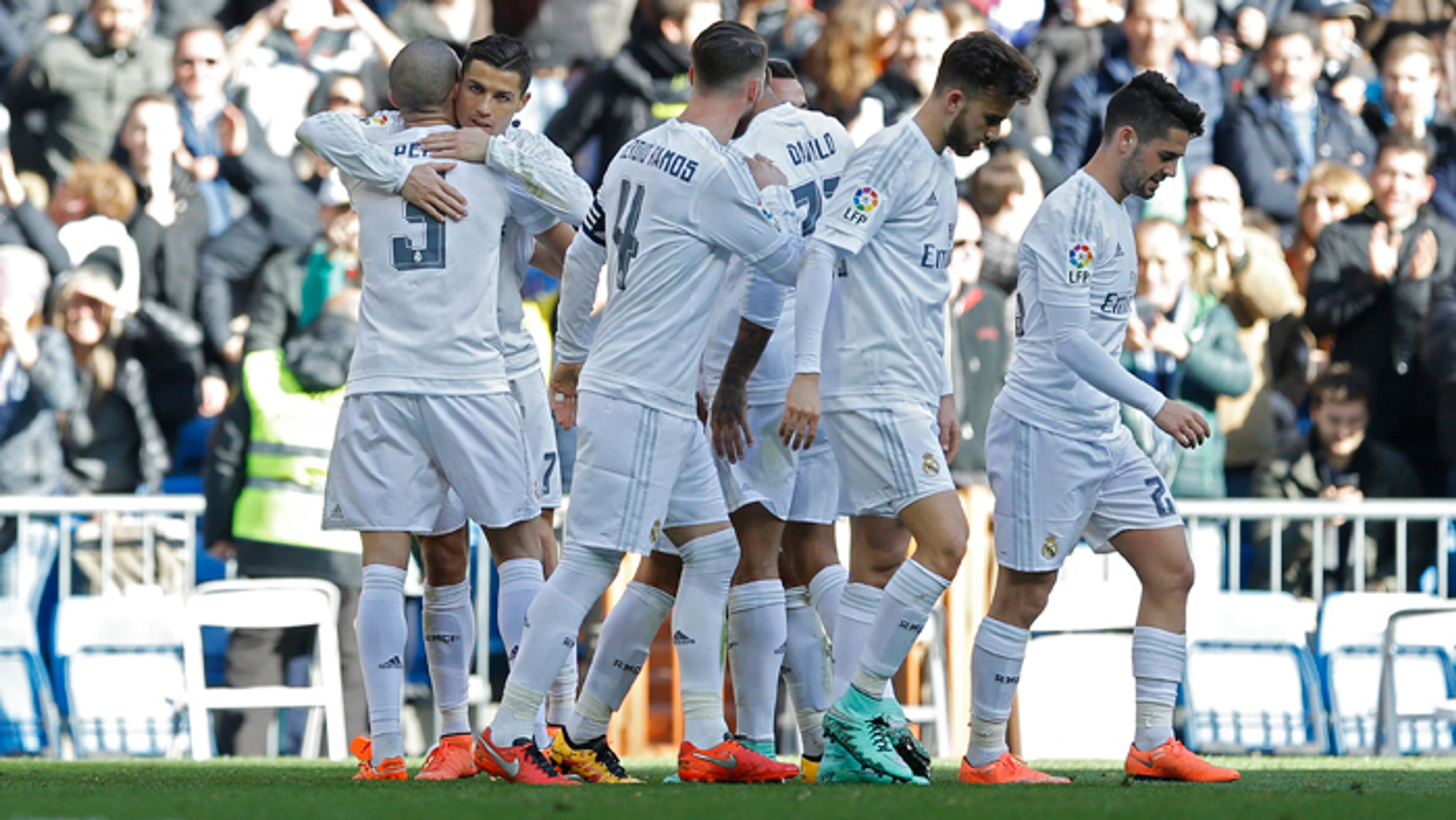Vľavo Pepe sa teší s Ronaldom po góle do siete Celta Vigo.