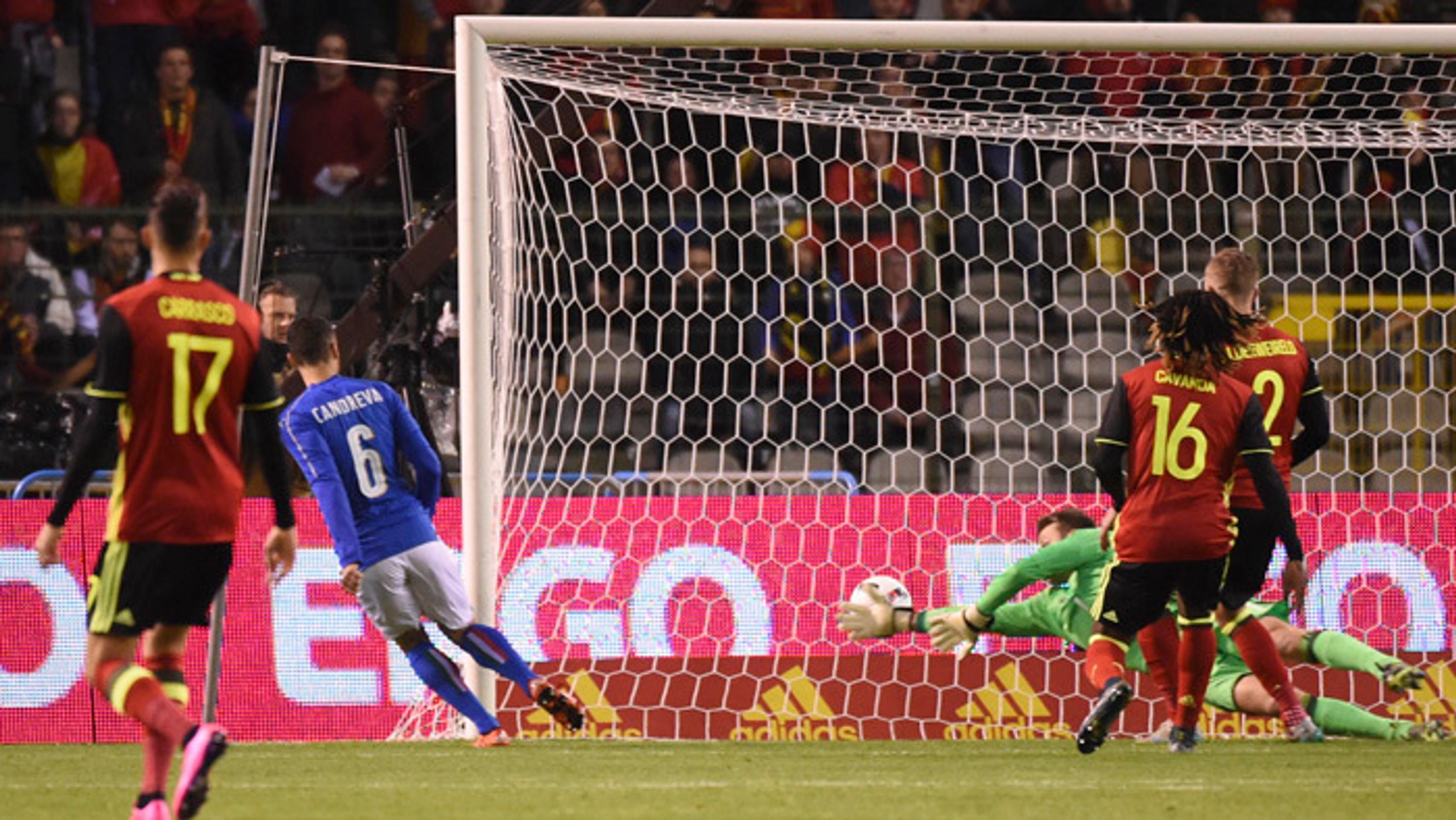 Taliansky reprezentant Antonio Candreva dáva gól v prípravnom zápase s Belgickom pred ME 2016.
