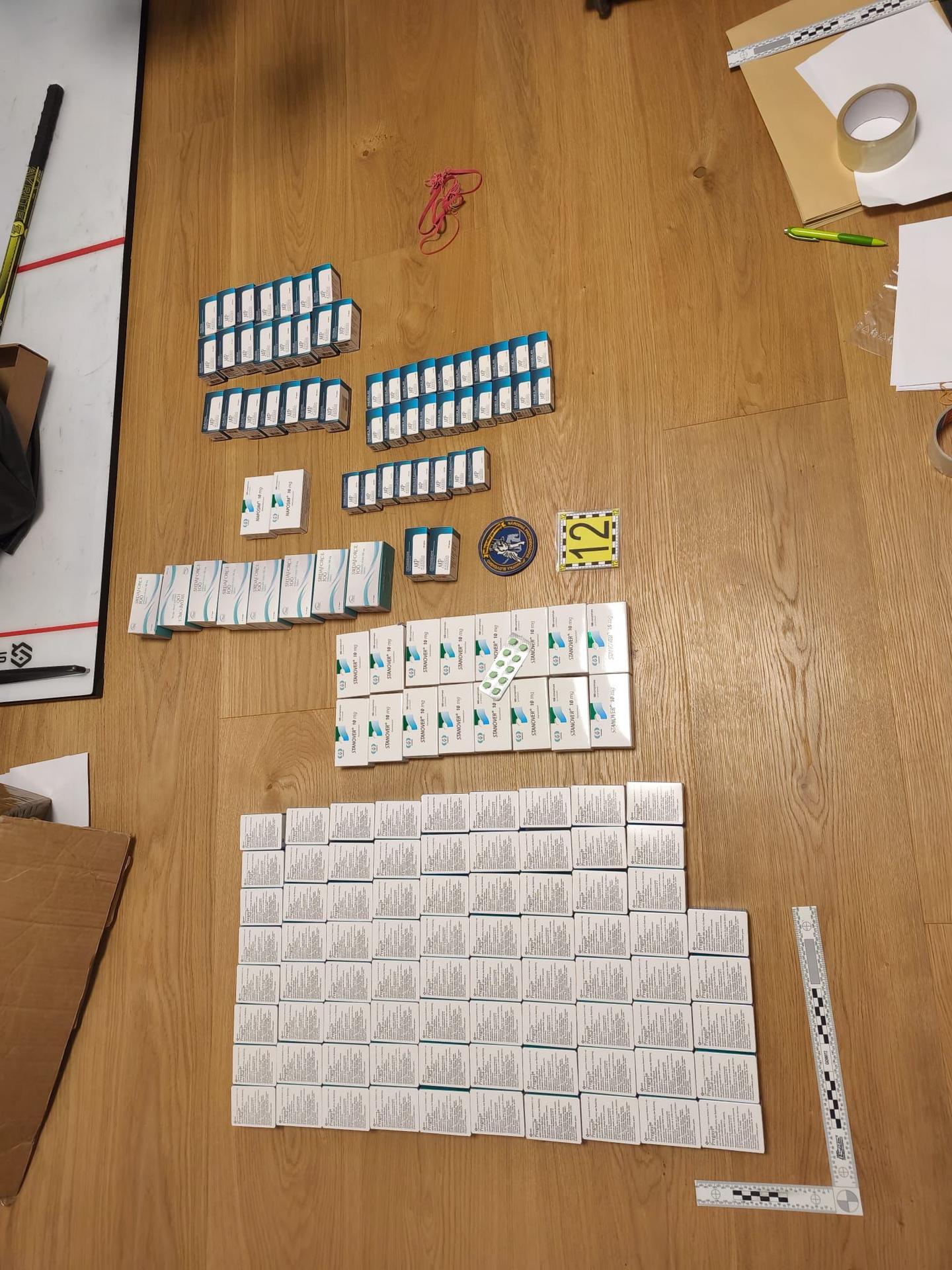 Policajti pri domových prehliadkach zaistili veľké množstvo zakázaných látok