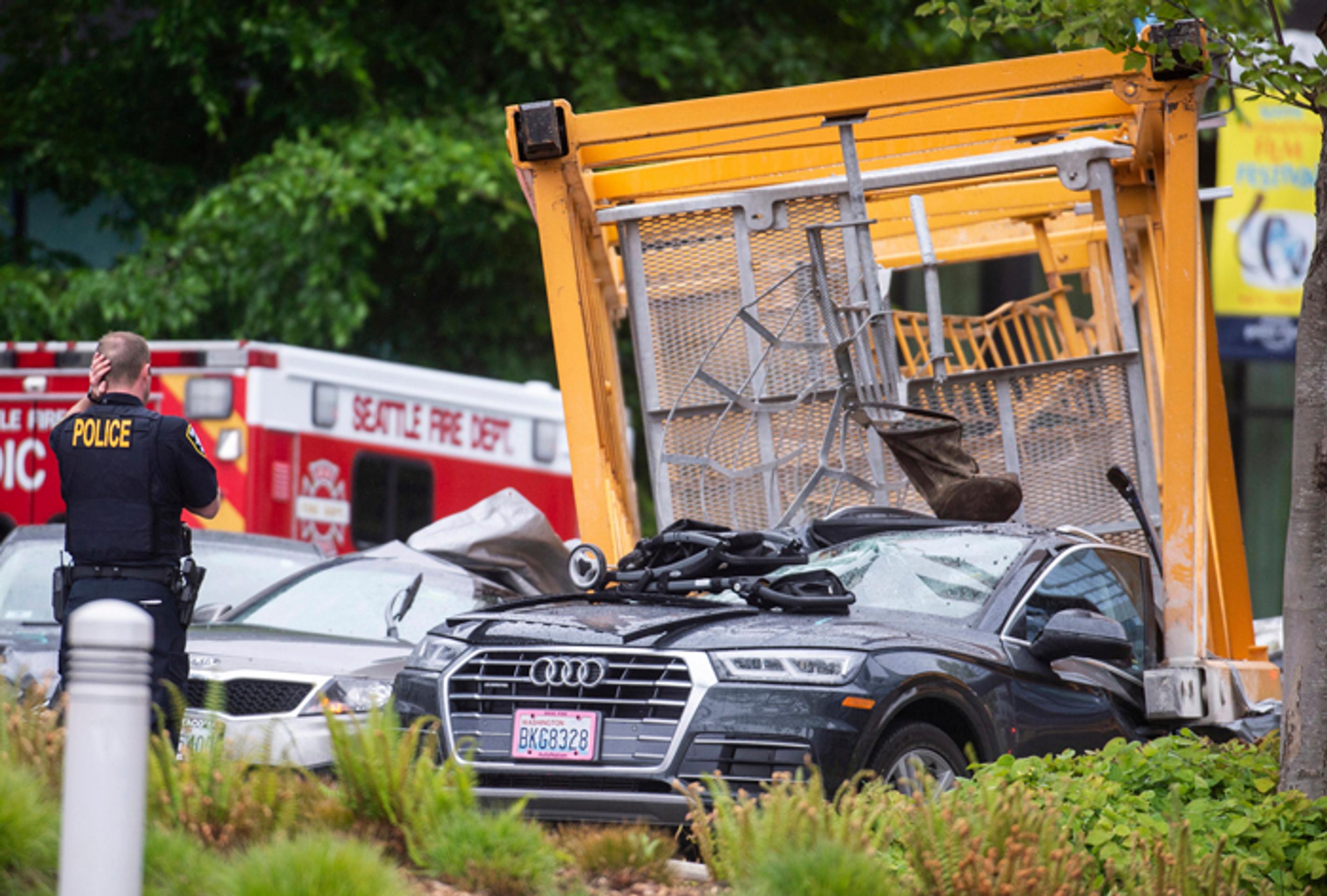 Španielsky volič si pozerá hlasovacie lístky pre parlamentné voľby.