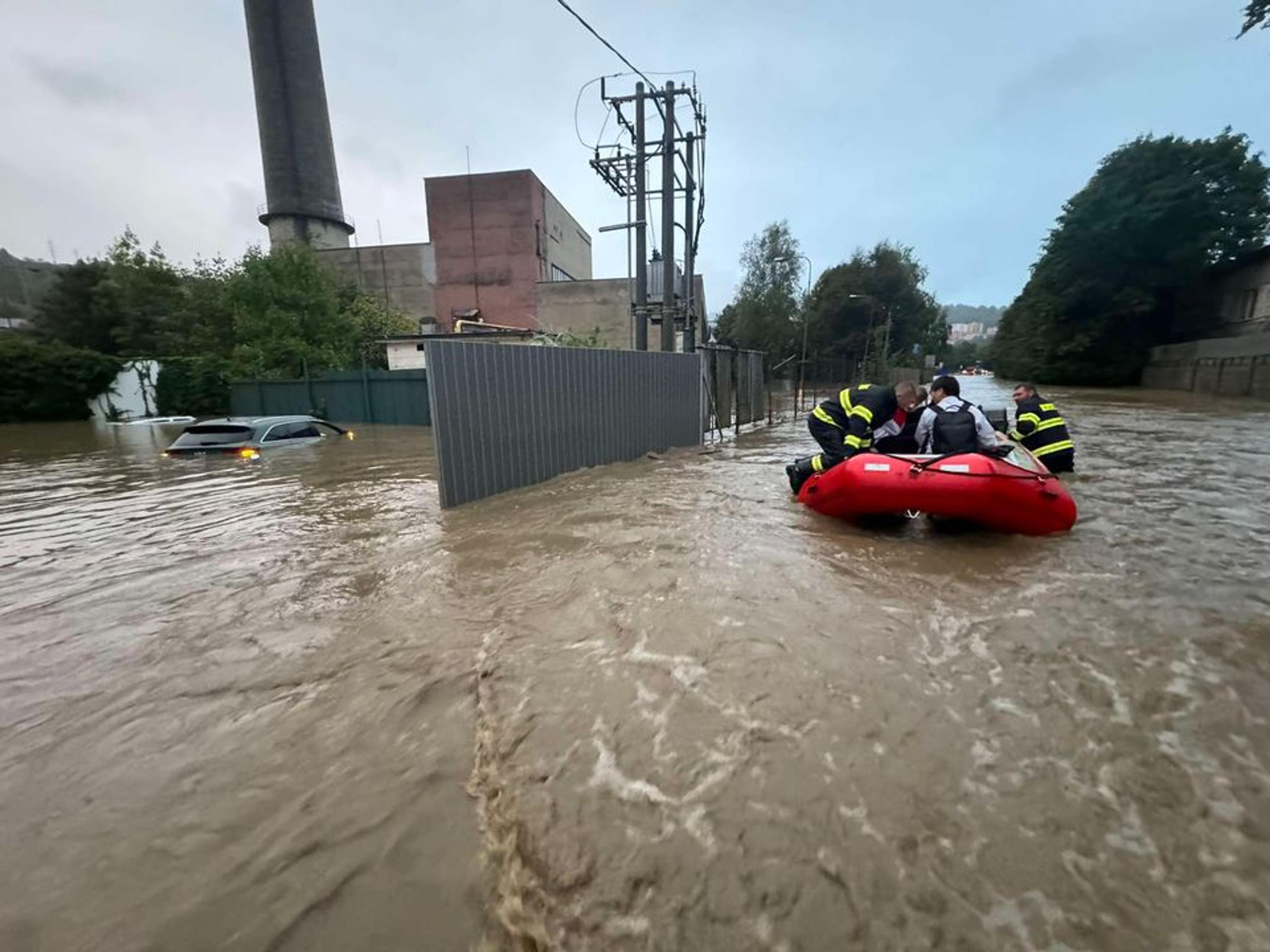Hasiči pomáhajú s evakuáciou obyvateľov.