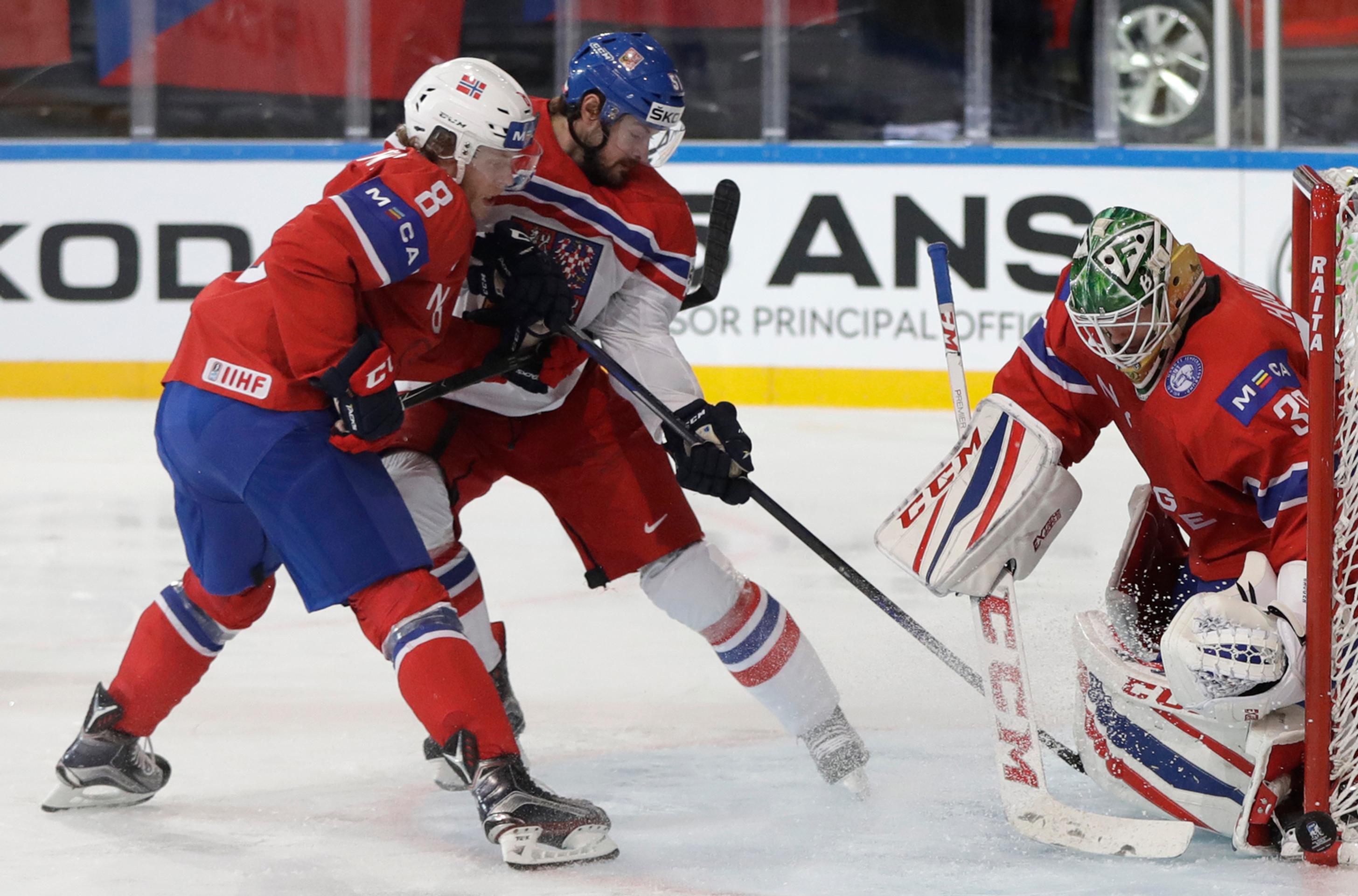 Roman Horák sa pokúša prekonať Larsa Haugena, ktorého vyhlásili za najlepšieho Nórskeho muža zápasu.