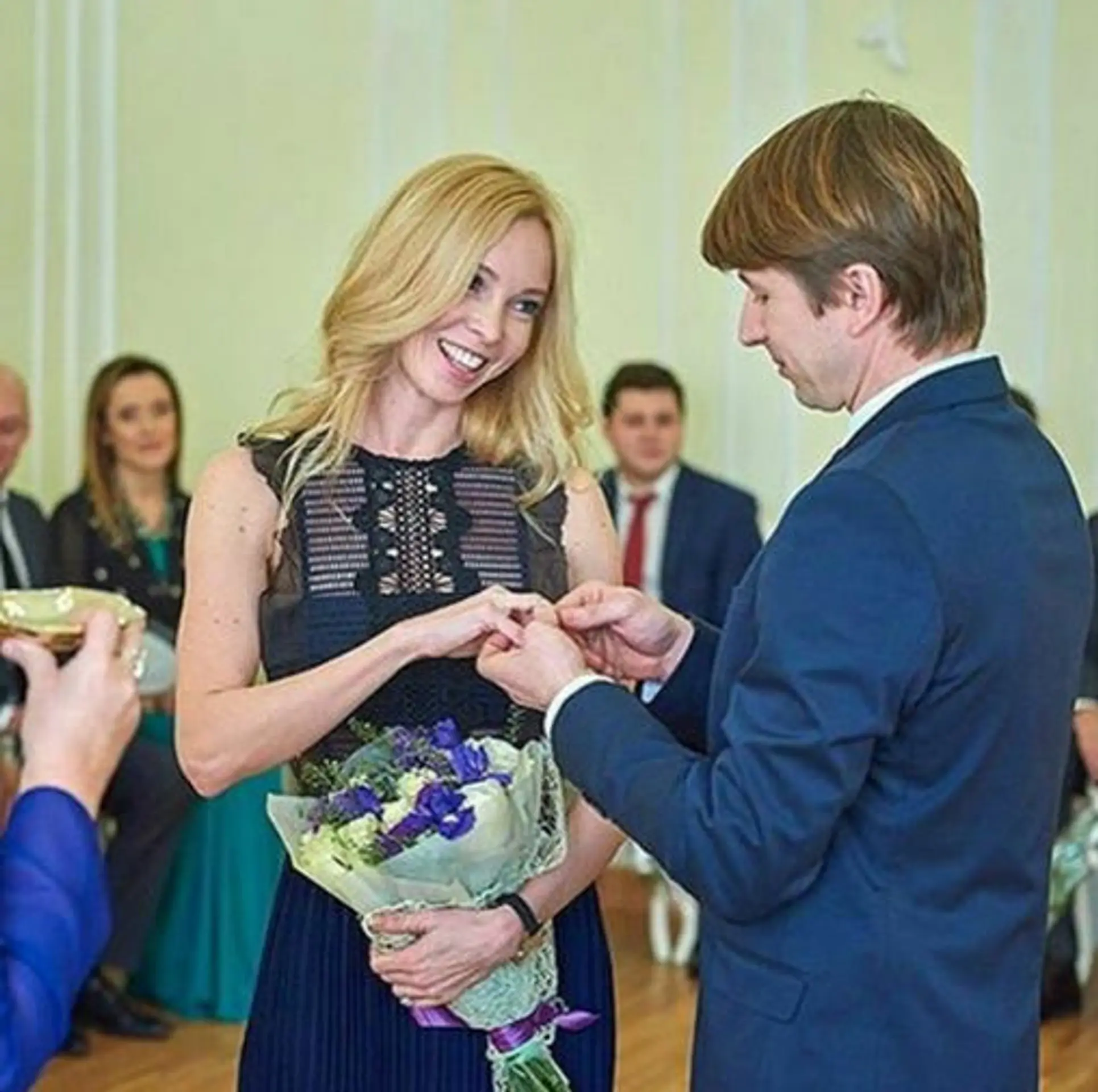 Tatiaja Totmianinová a Alexej Jagudin počas svadobného obradu.