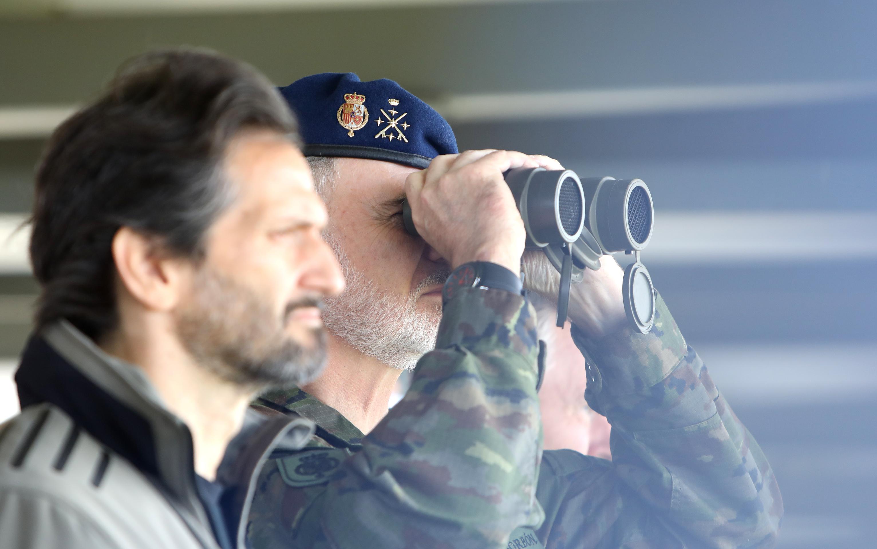 panielsky kráľ Filip VI. (uprostred) a slovenský minister obrany Robert Kaliňák sledujú bojové ukážky v centre výcviku Lešť