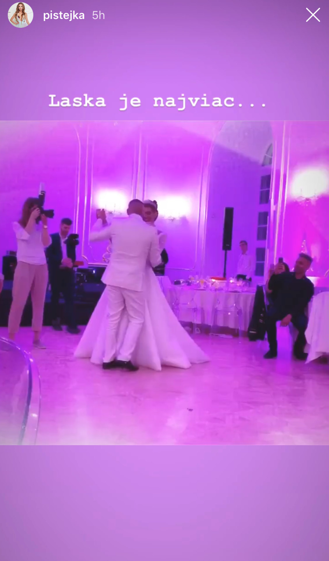 Za mikrofón sa postavil aj ženíc.