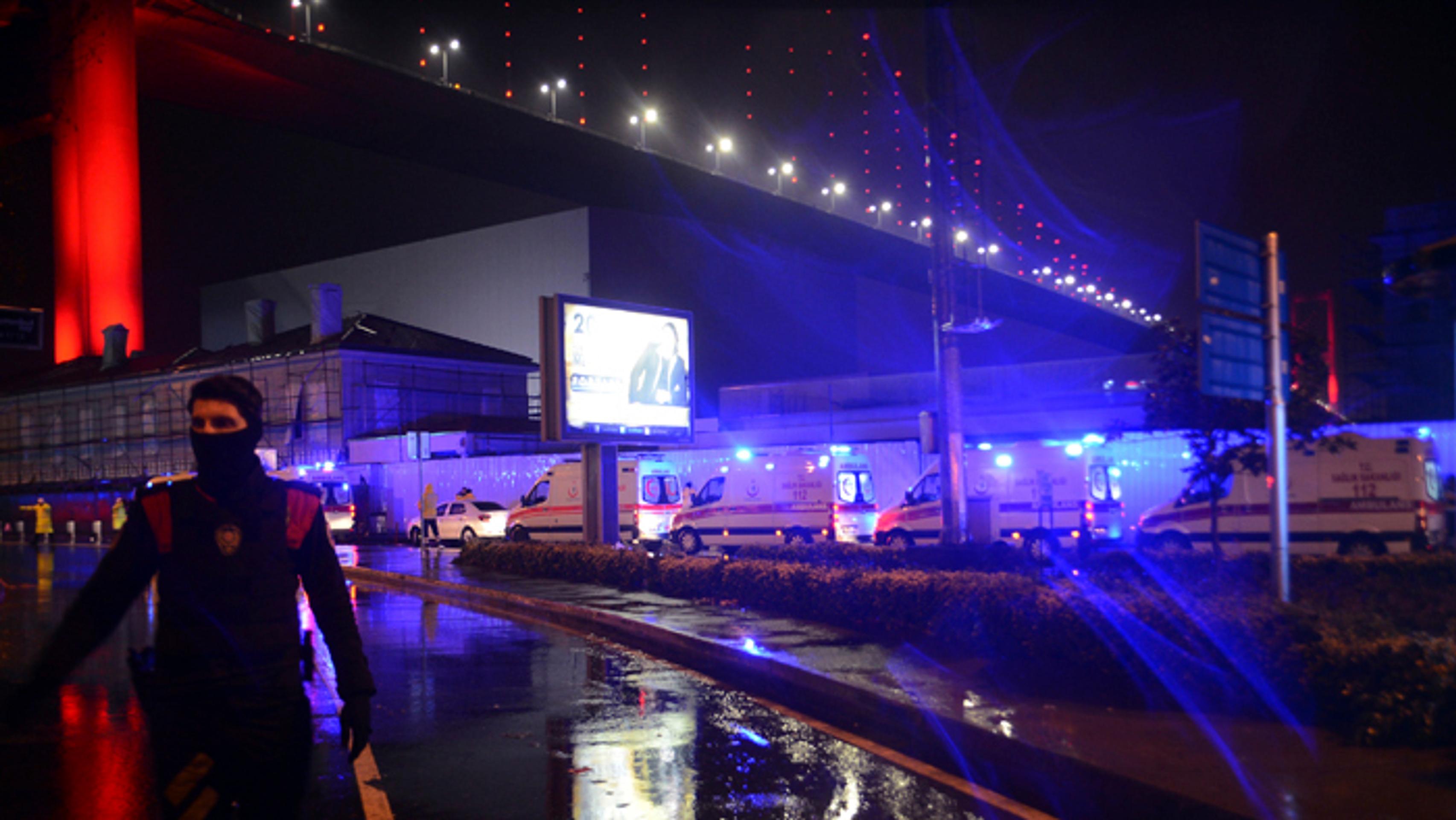 Sanitky pred istanbulským klubom Reina.