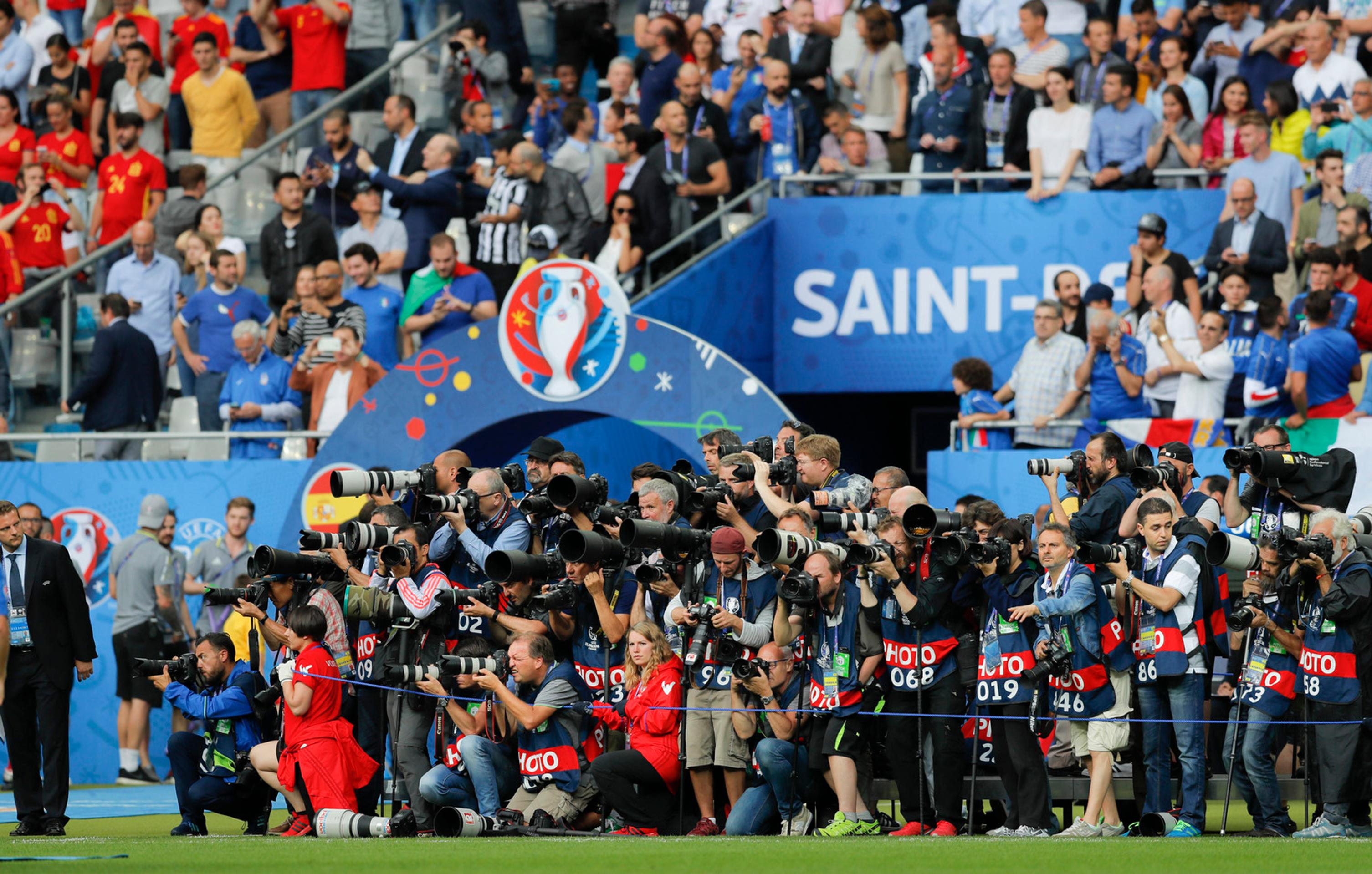 Fotografi fotia tímy Talianska a Španielska pred začiatkom osemfinálového zápasu na ME.