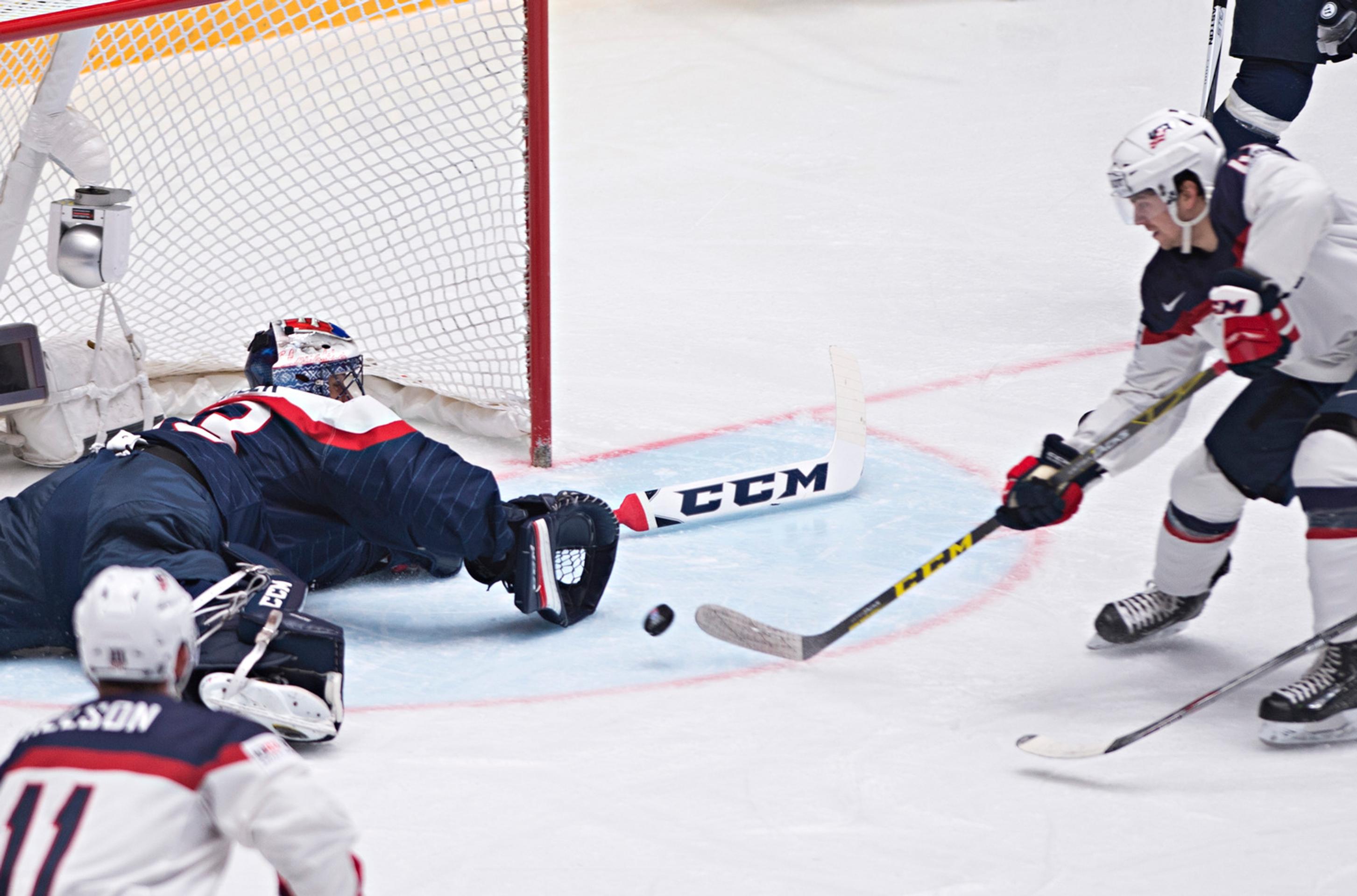 Július Hudáček po chybnej rozohrávke zachraňuje čistú gólovú šancu USA.