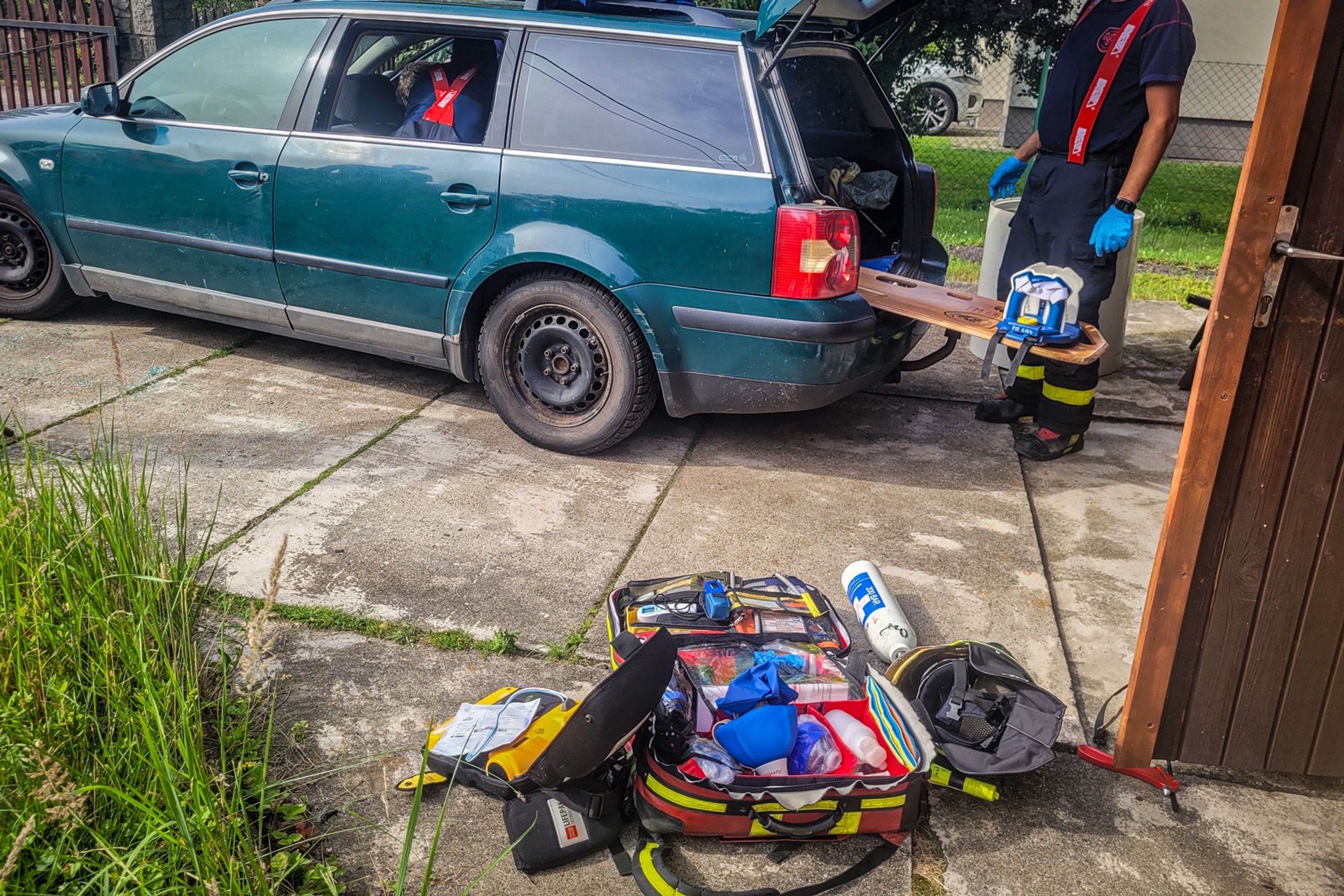 Muž uviazol v rozpálenom aute.