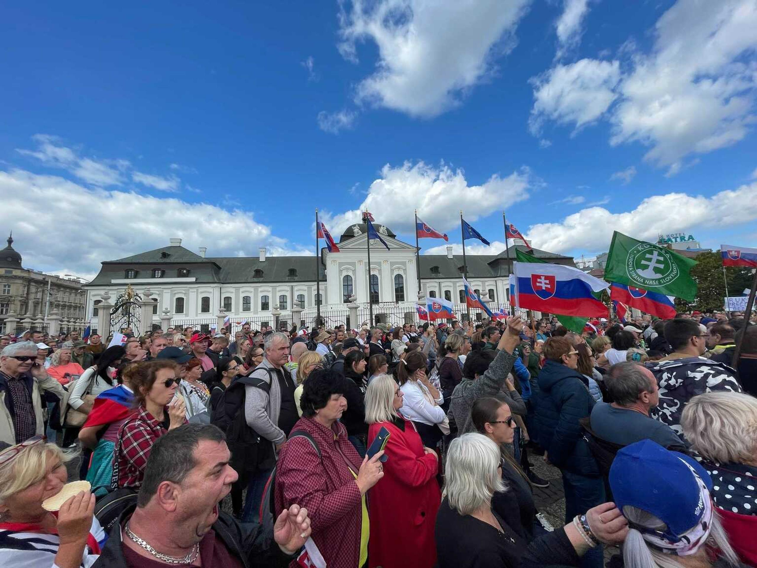 Protest pred Prezidentským palácom proti opatreniam