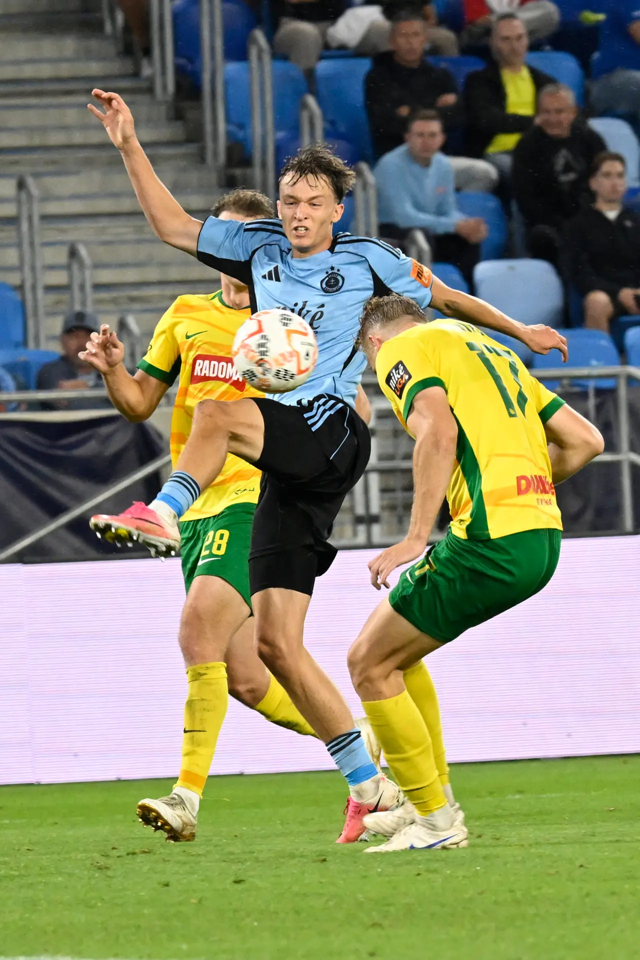 Uprostred Alexej Maroš (Slovan) a vpravo Ján Minárik (Žilina) v stretnutí 8. kola futbalovej Niké ligy.