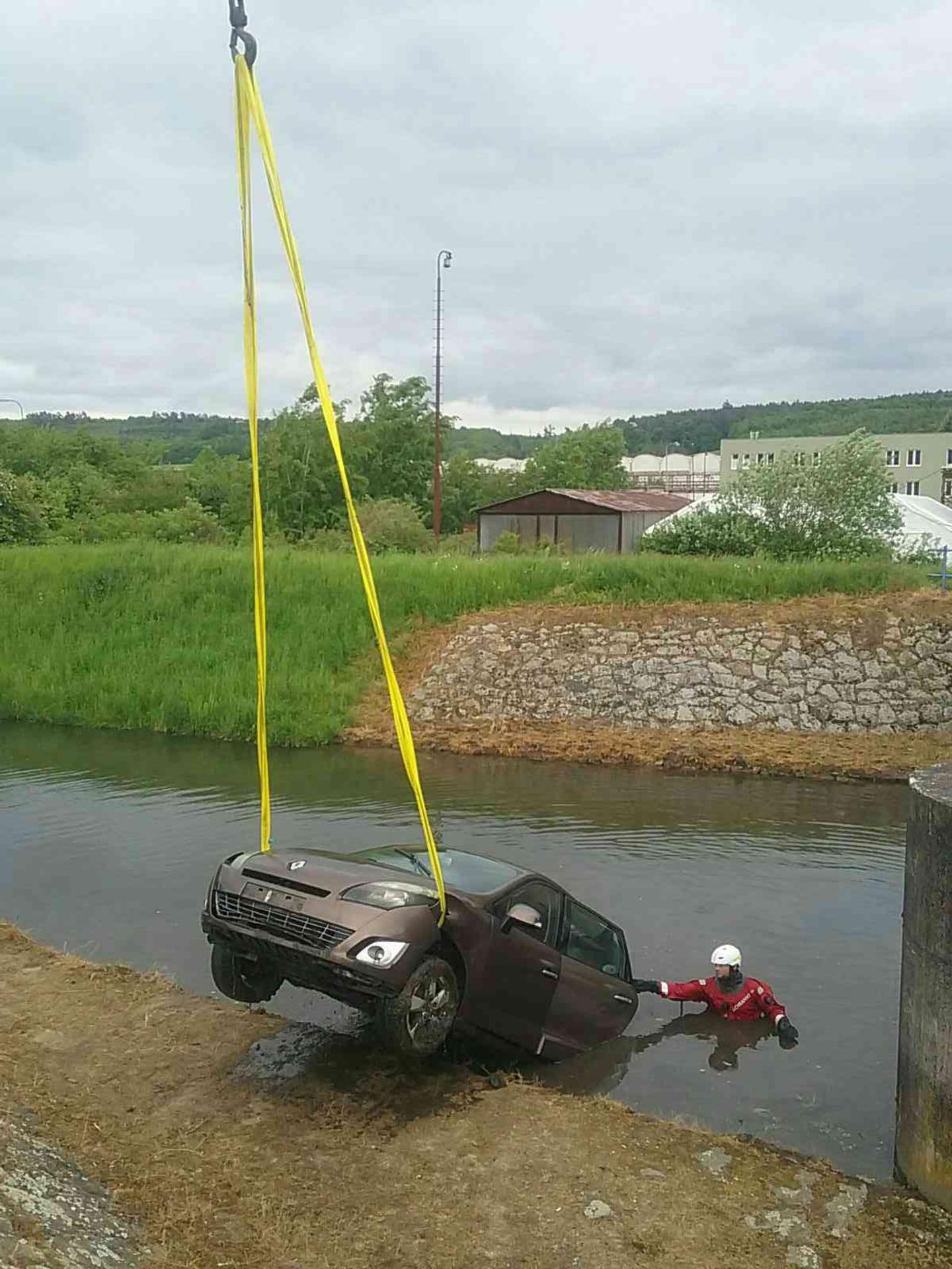Auto v potoku v Bánovciach nad Bebravou.