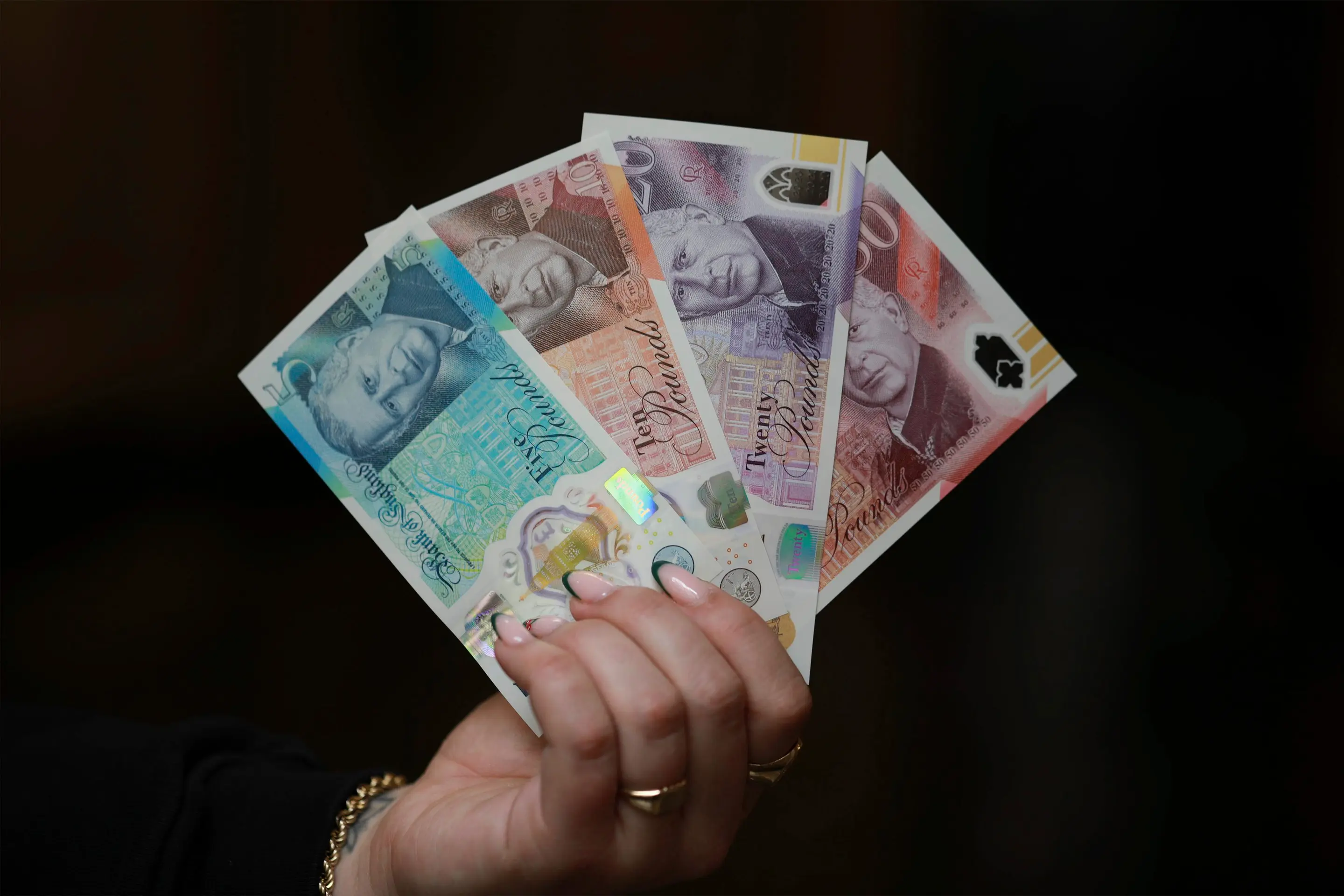 Bankovky s podobizňou kráľa Karola III.