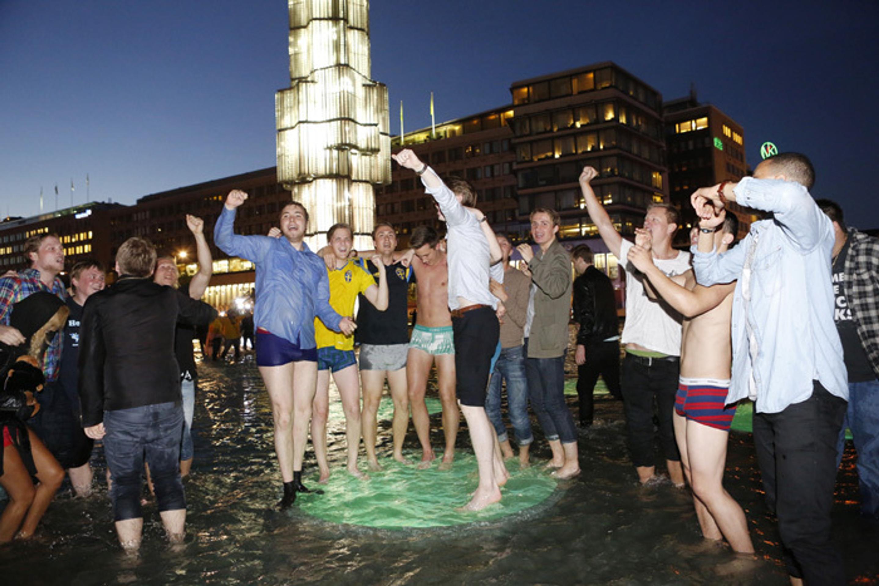 Švédski fanúšikovia sa tešia z víťazstva národného tímu hráčov do 21 rokov na ME vo futbale v jednej z pražských fontán.