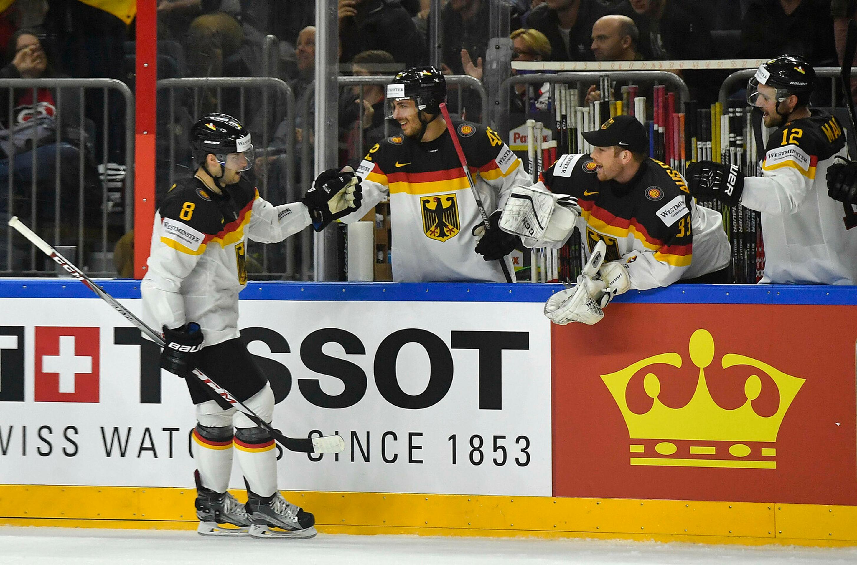 Tobias Rieder (vľavo) oslavuje gól s nemeckými spoluhráčmi v dueli MS 2017 proti USA.