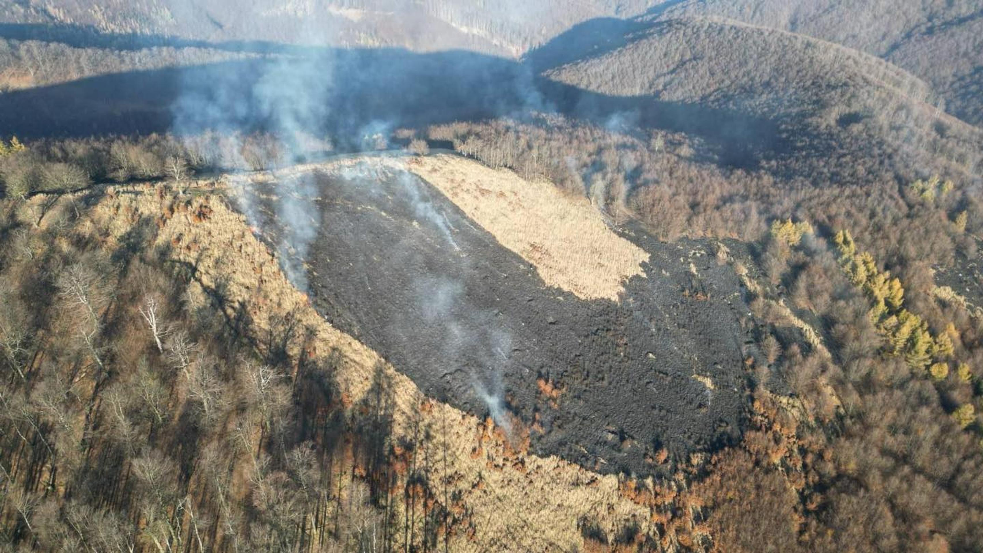 Dym vidieť z veľkej výšky.