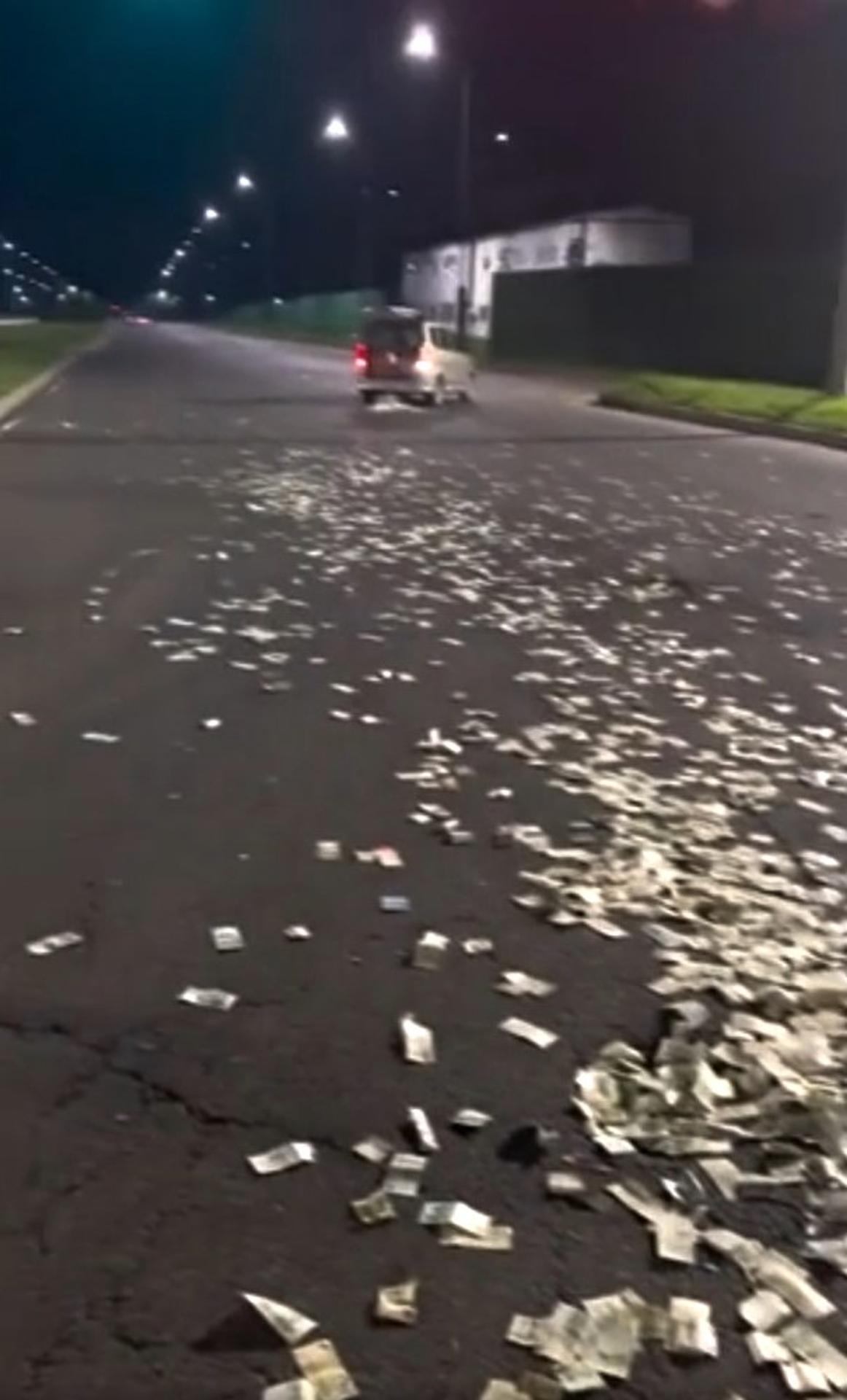 Všetky peniaze po ceste zozbierali.