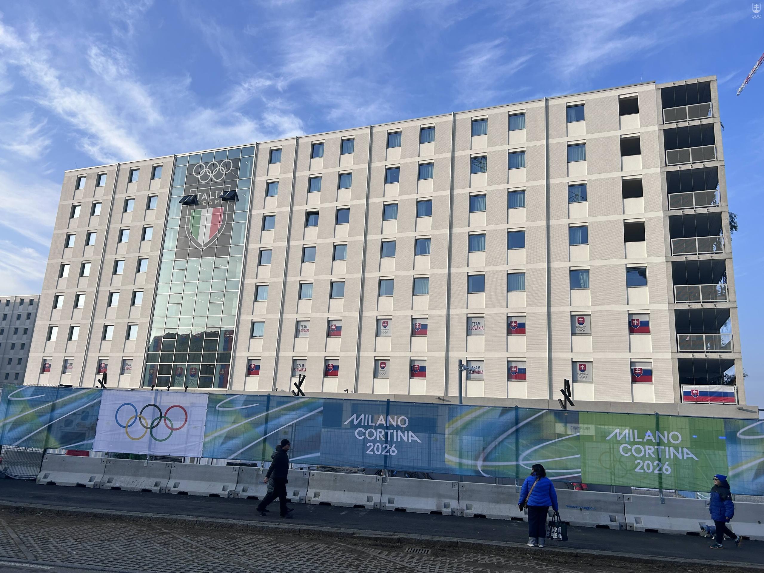 Pohľad z ulice na budovu, v ktorej bývajú slovenskí olympionici v Miláne. 