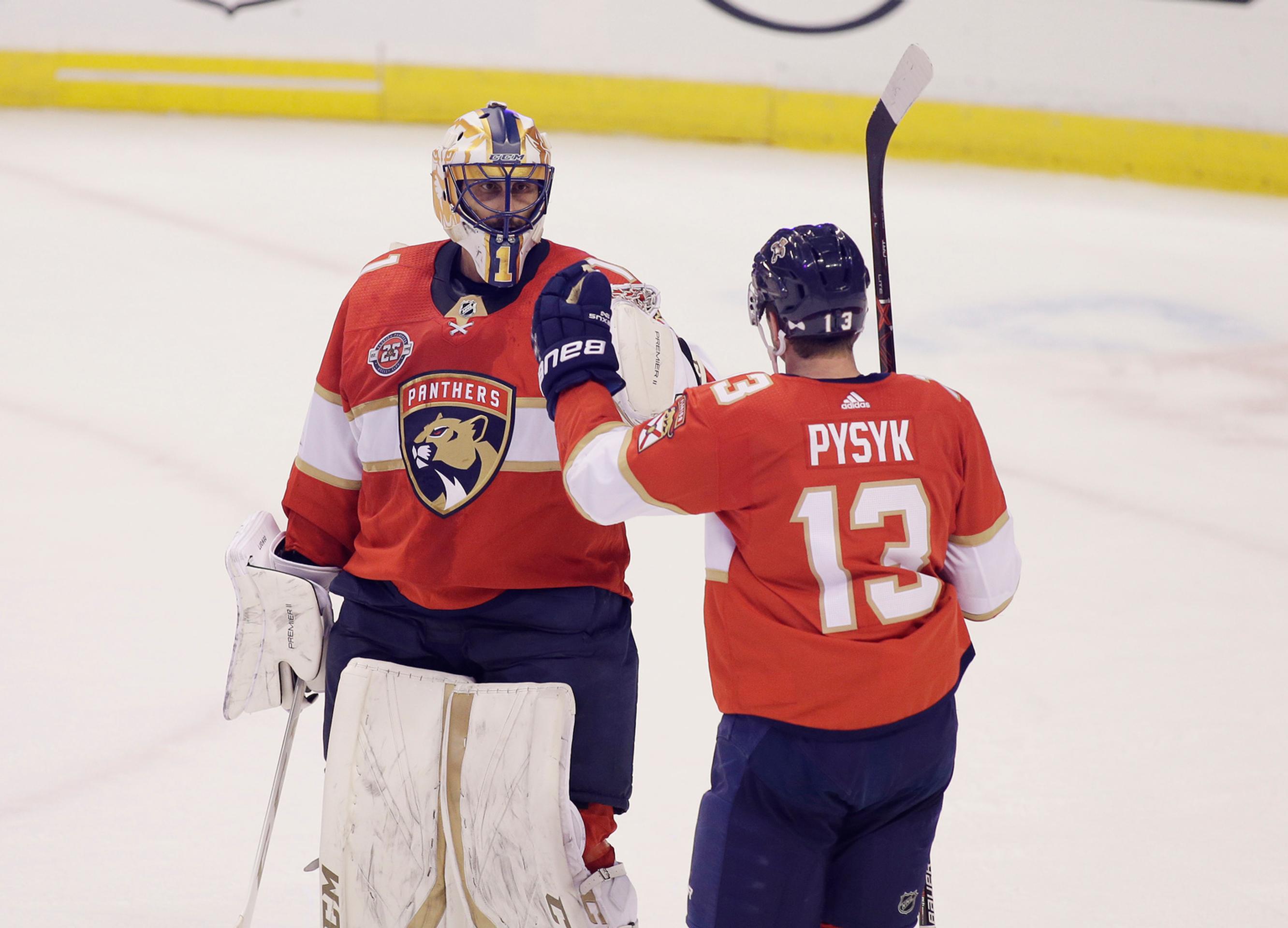 Zľava Kyle Brodziak a Joseph Gambardella z Edmontonu oslavujú gól proti Columbusu.