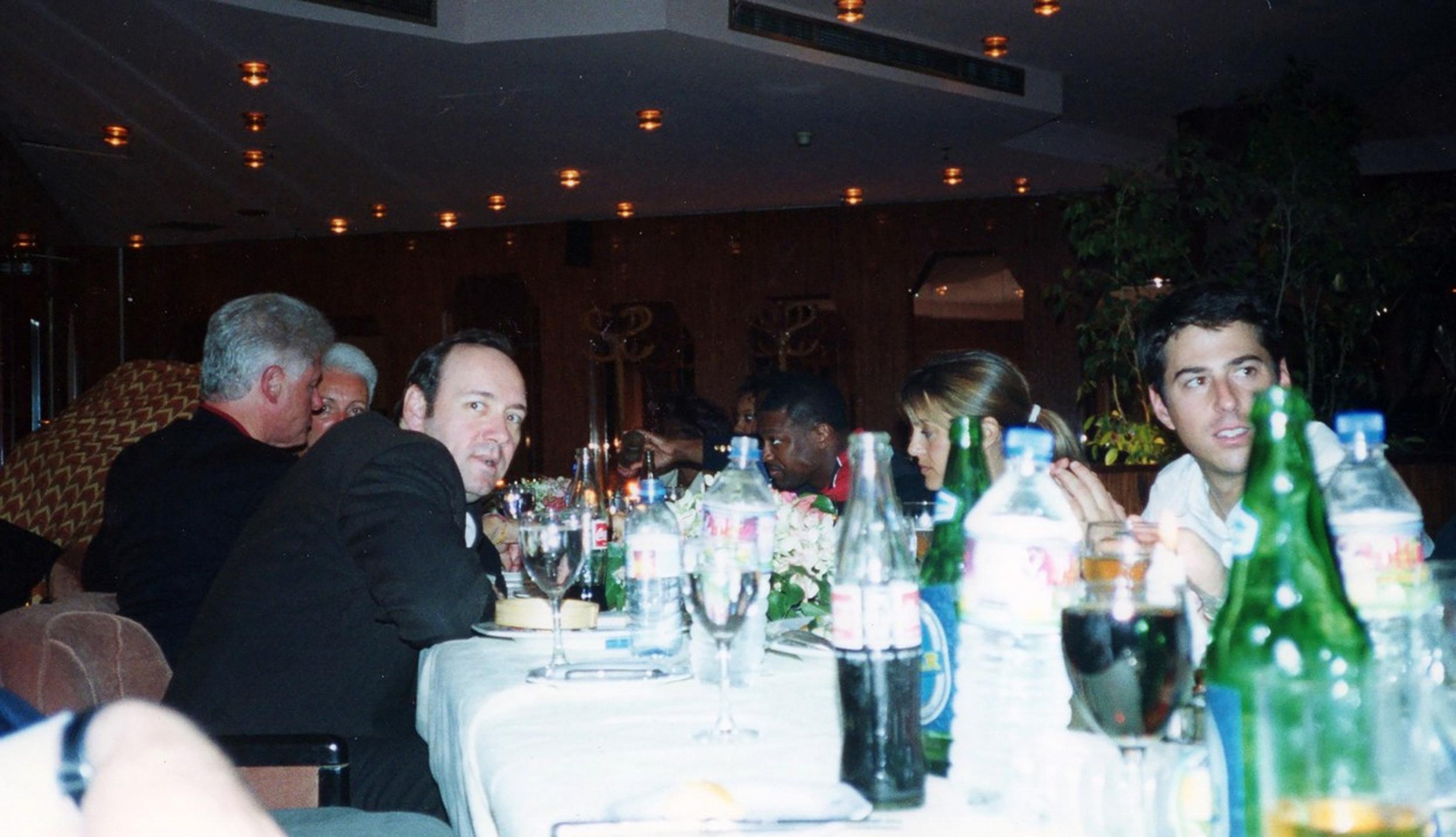 Hereck Kevin Spacey a exprezident Bill Clinton pred odletom na Epsteinov ostrov.