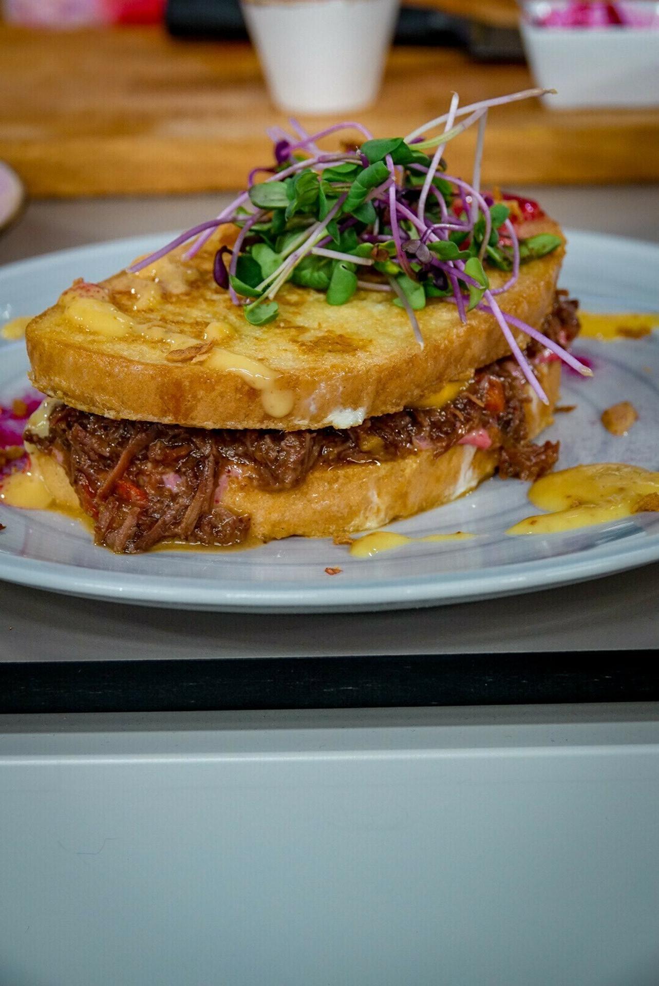 Chlieb vo vajci s hovädzím mäsom