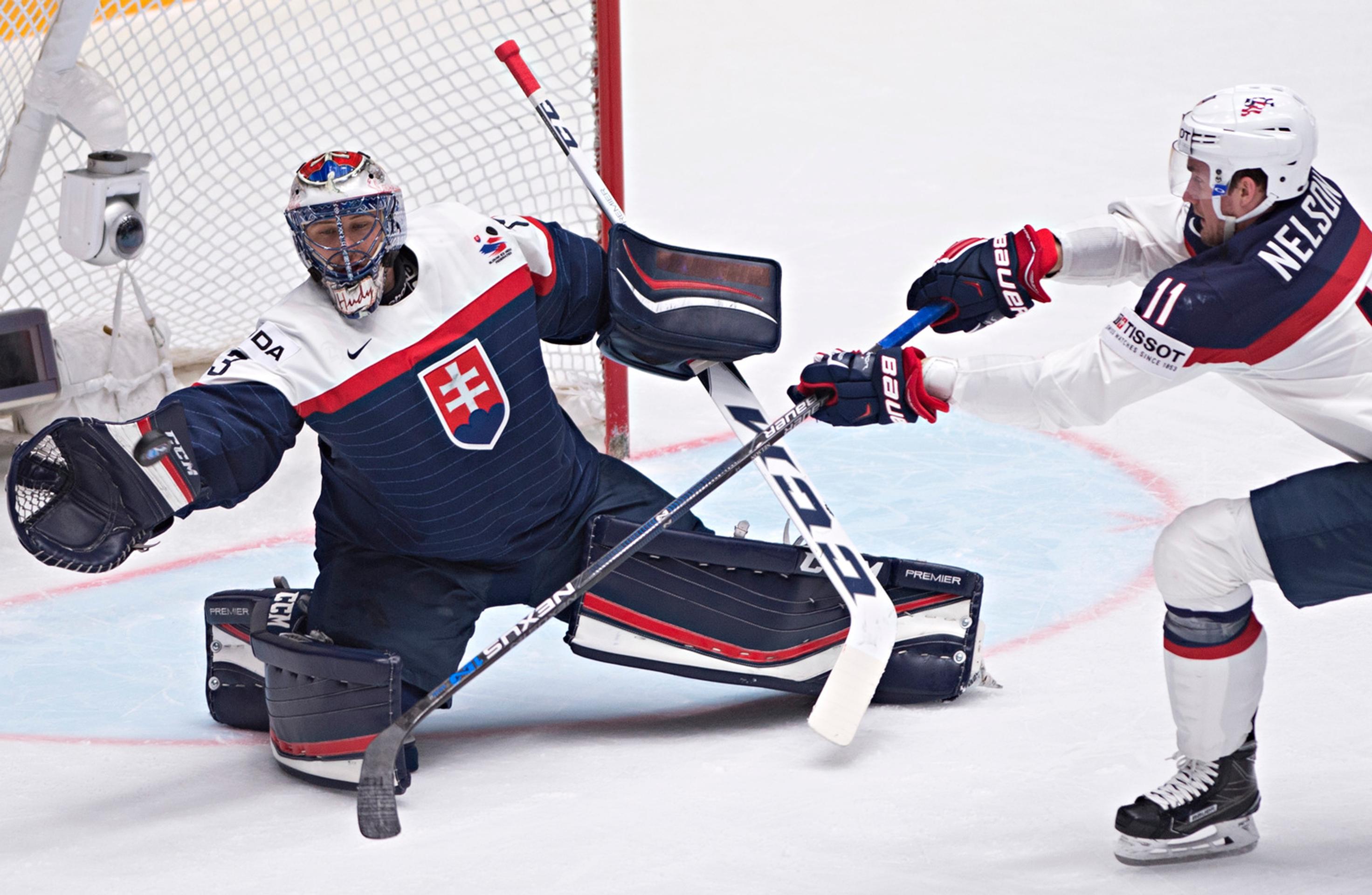 Július Hudáček zasahuje proti Brock Nelsonovi.