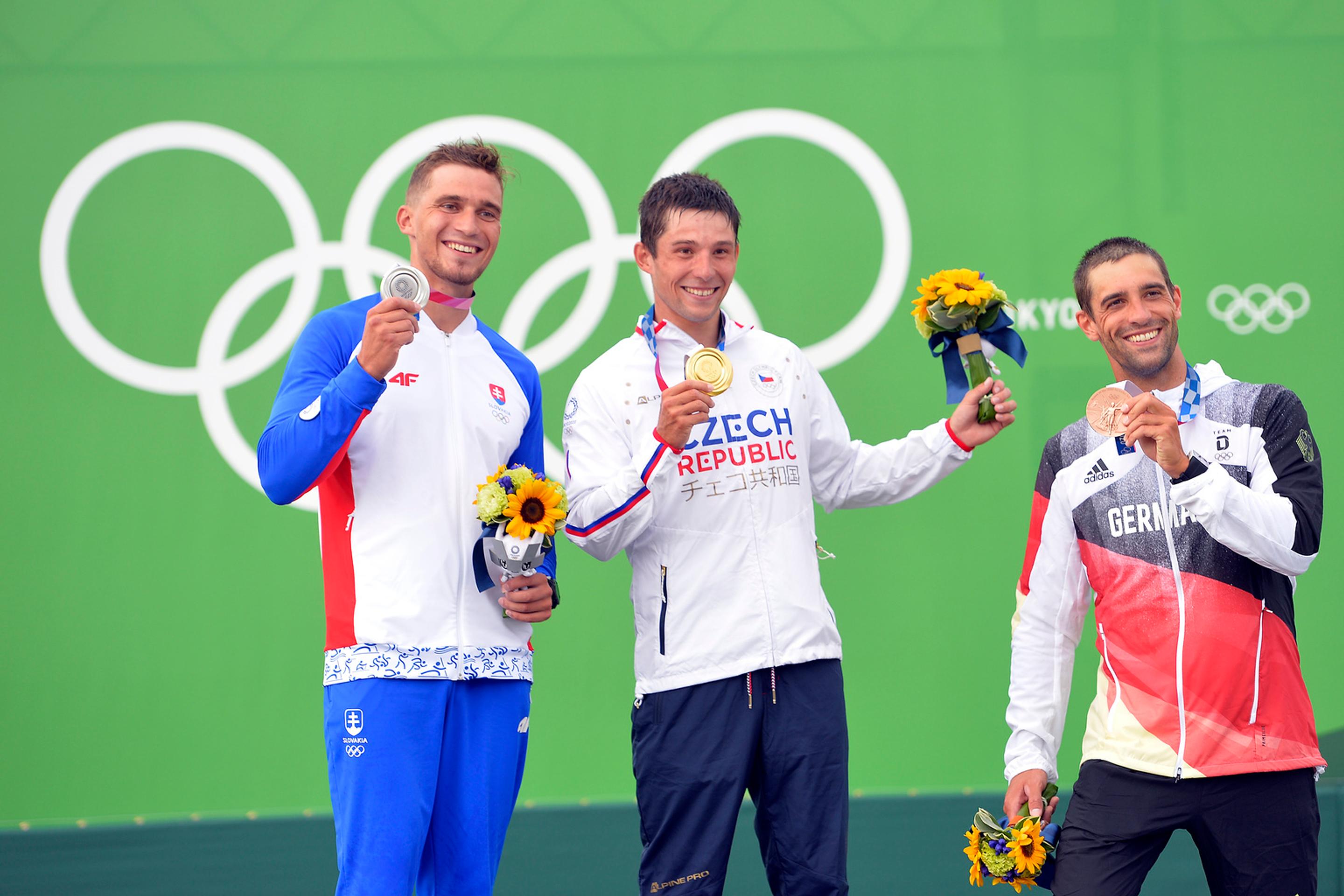 Jakub Grigar získal striebornú medailu, uprostred zlatý Čech Jiří Prskavec a bronzový Nemec Hannes Aigner na stupni víťazov.