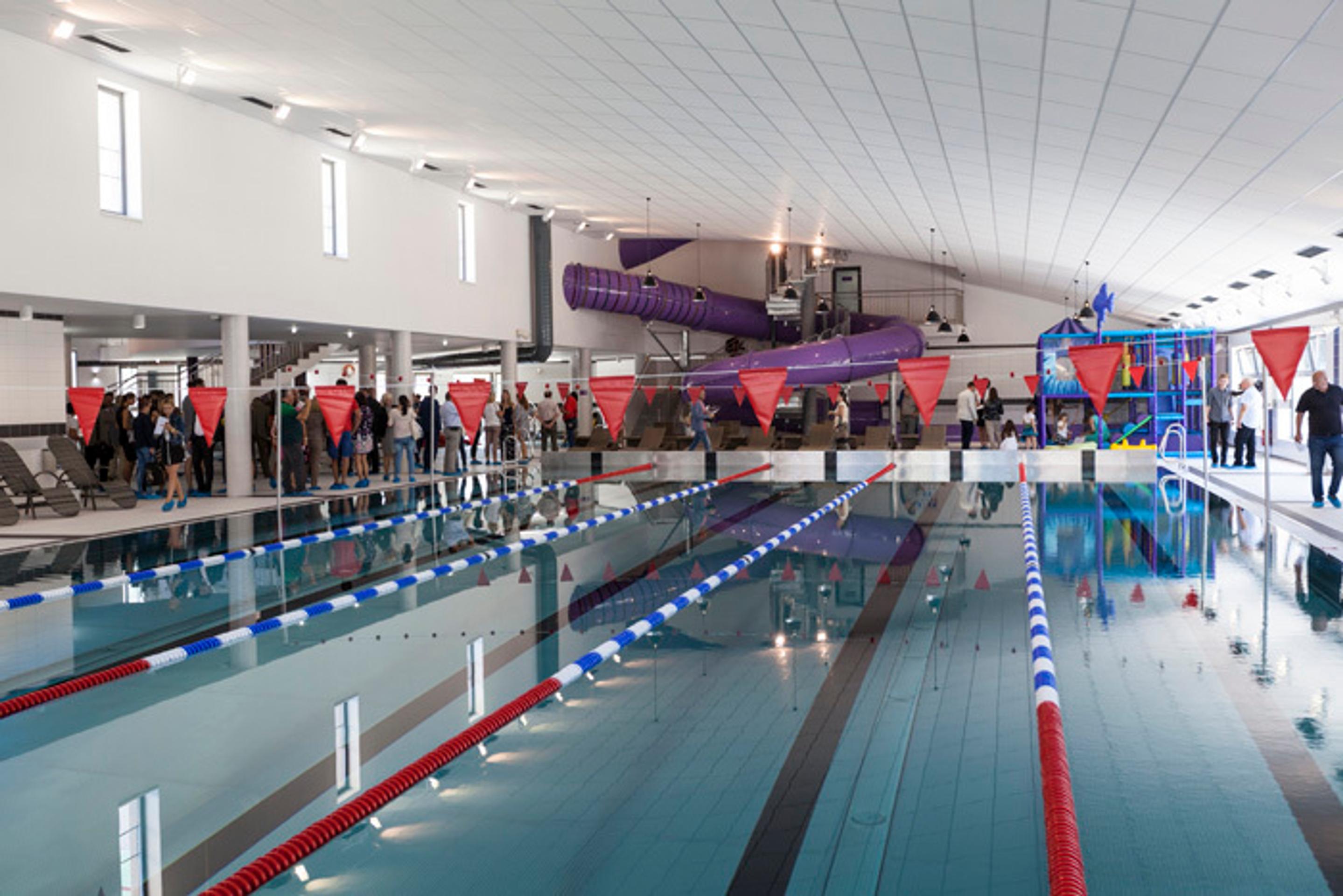 Na snímke 25-metrový plavecký päťdráhový bazén v petžalskej plavárni.