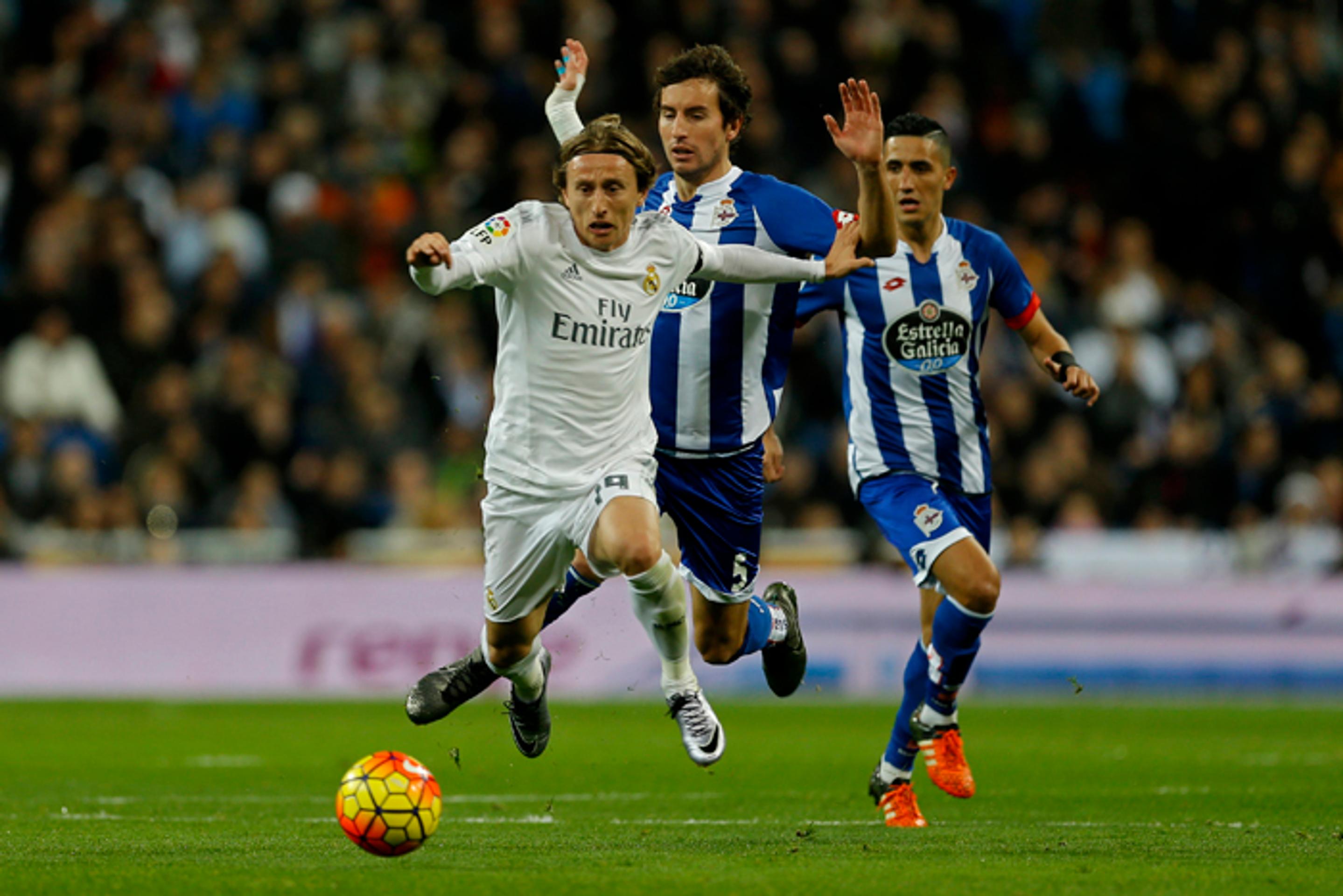 Luka Modrič (Real Madrid) a Pedro Mosquera (Deportivo La Coruña) vo súboji o loptu.