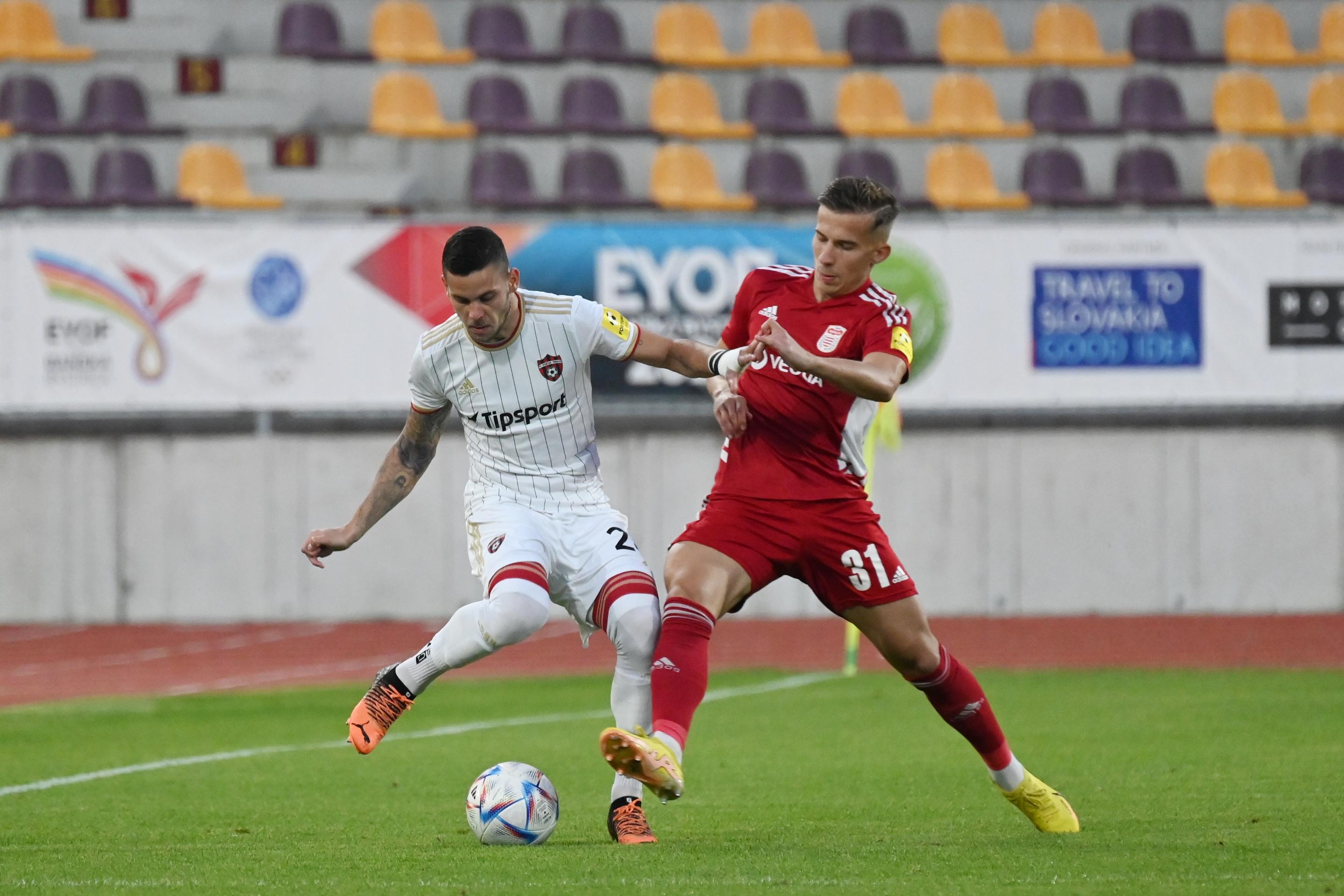 Vľavo hráč Trnavy Kristián Koštrna a hráč Banskej Bystrice Martin Rymarenko v zápase 13. kola Fortuna ligy.