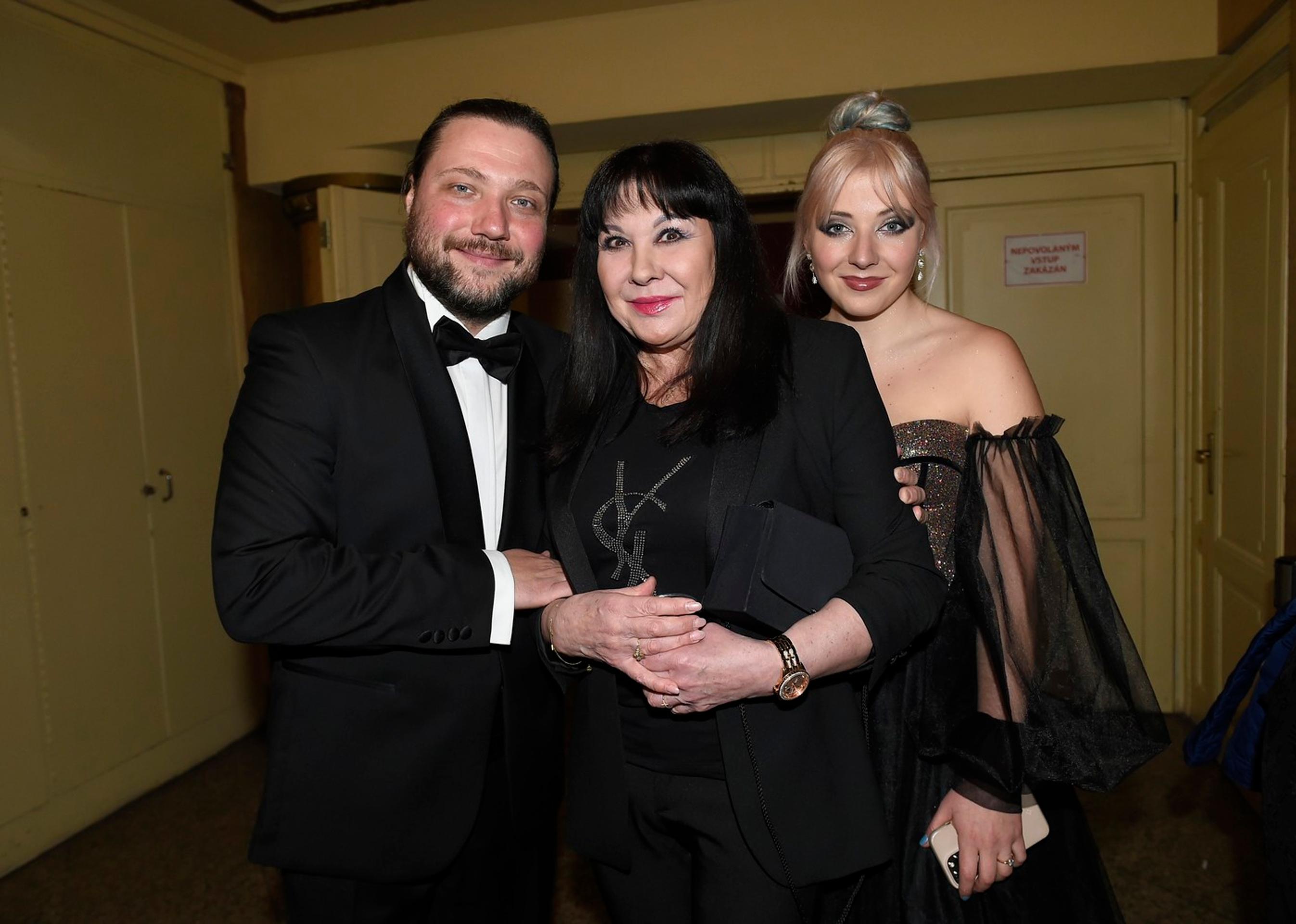 Anna Slováčková s bratom Felixom Slováčkom a mamou Dagmar Patrasovou