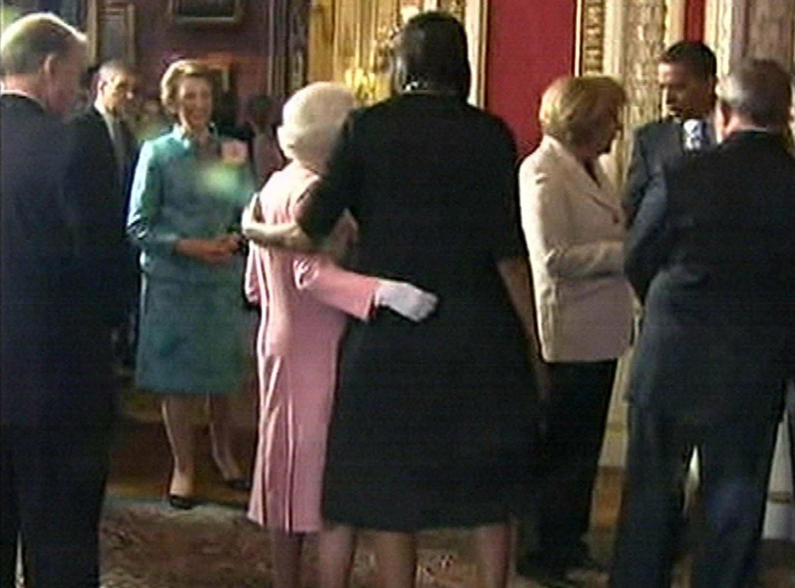 Faux pas Obamovej vyvolal rozruch. Toto si ku kráľovnej dovoliť nemala