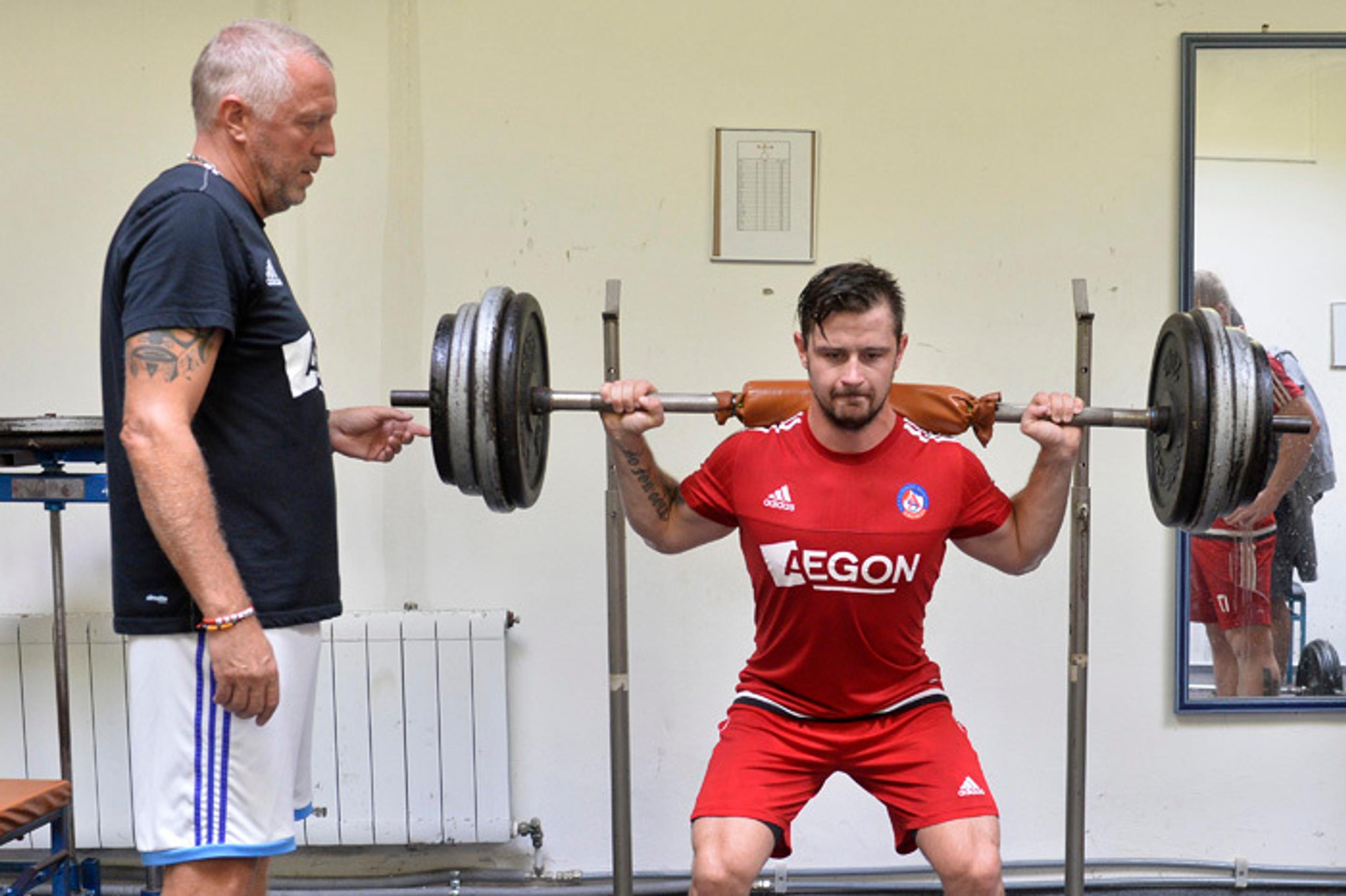 Na cvičiaceho Tomáša Tatar sa prizerá tréner AS Trenčín Ivan Vrabec.